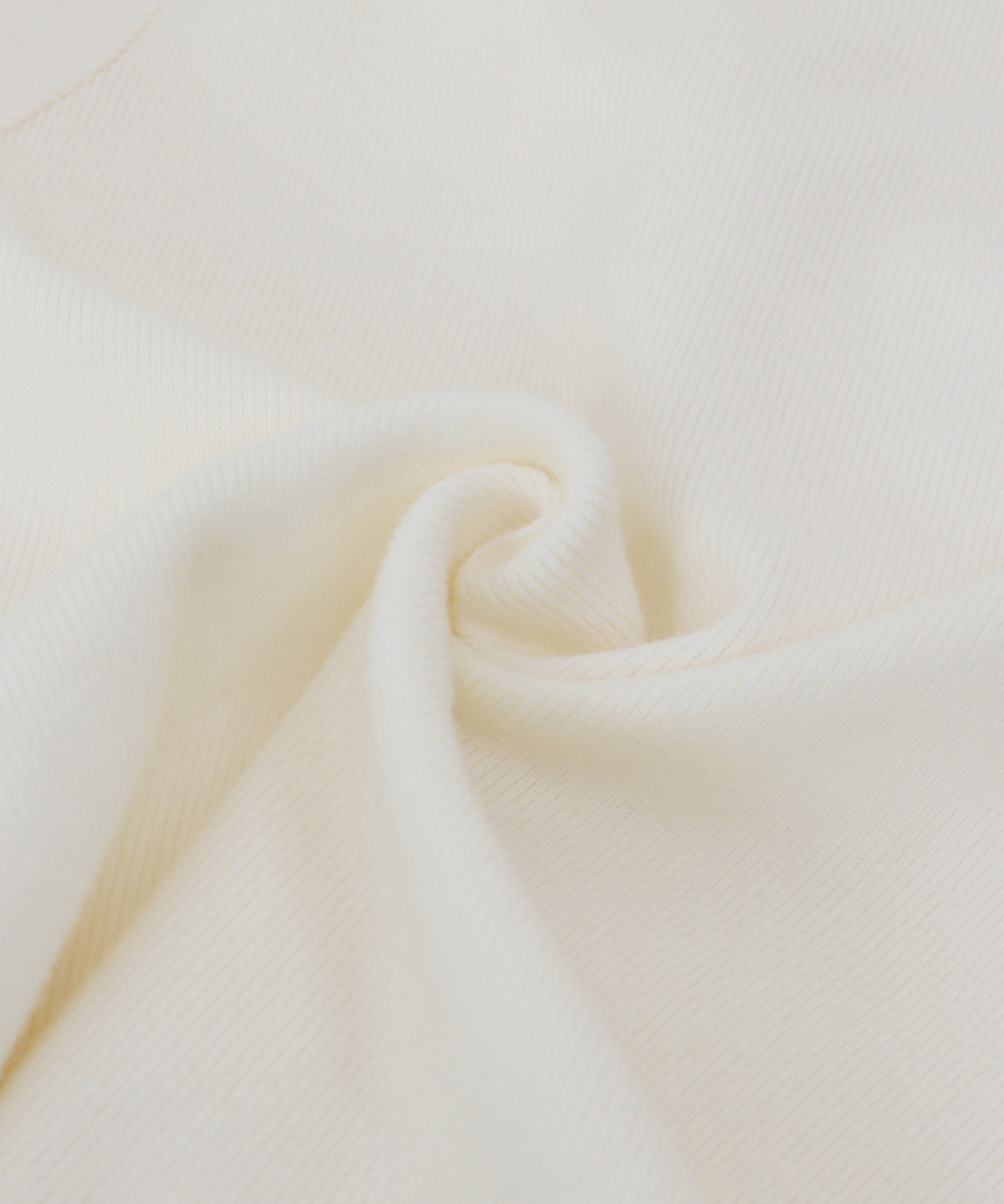 【早割5％OFF】ラッフルフリルが華やかなVネックニットトップス