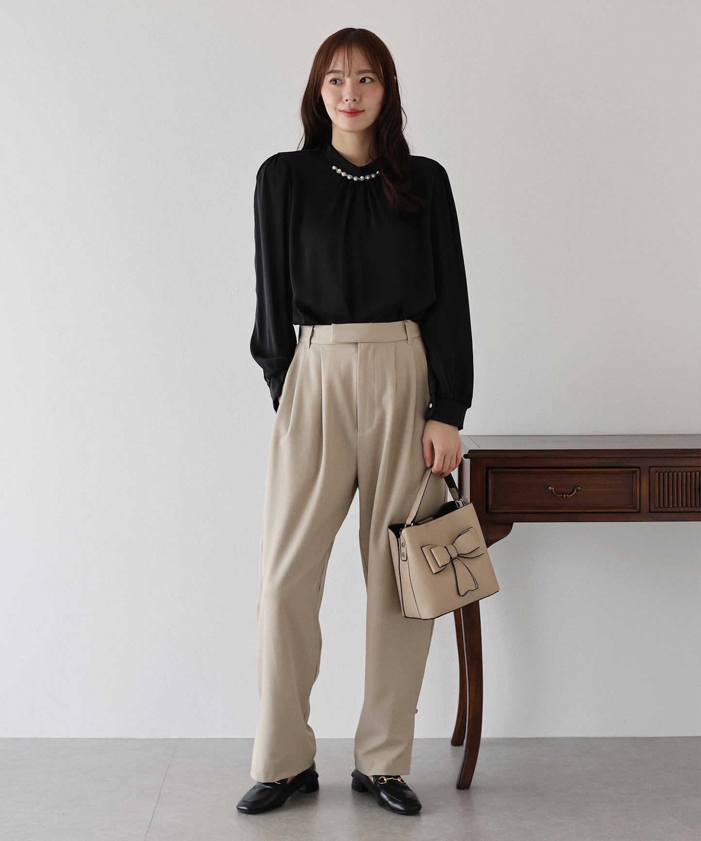 パール＆ビジュー付きスタンドカラーブラウス【ネコポス】