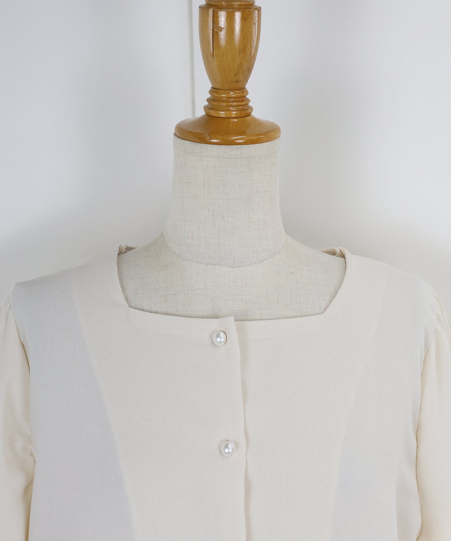 スクエアネックパールボタンブラウス【ネコポス】