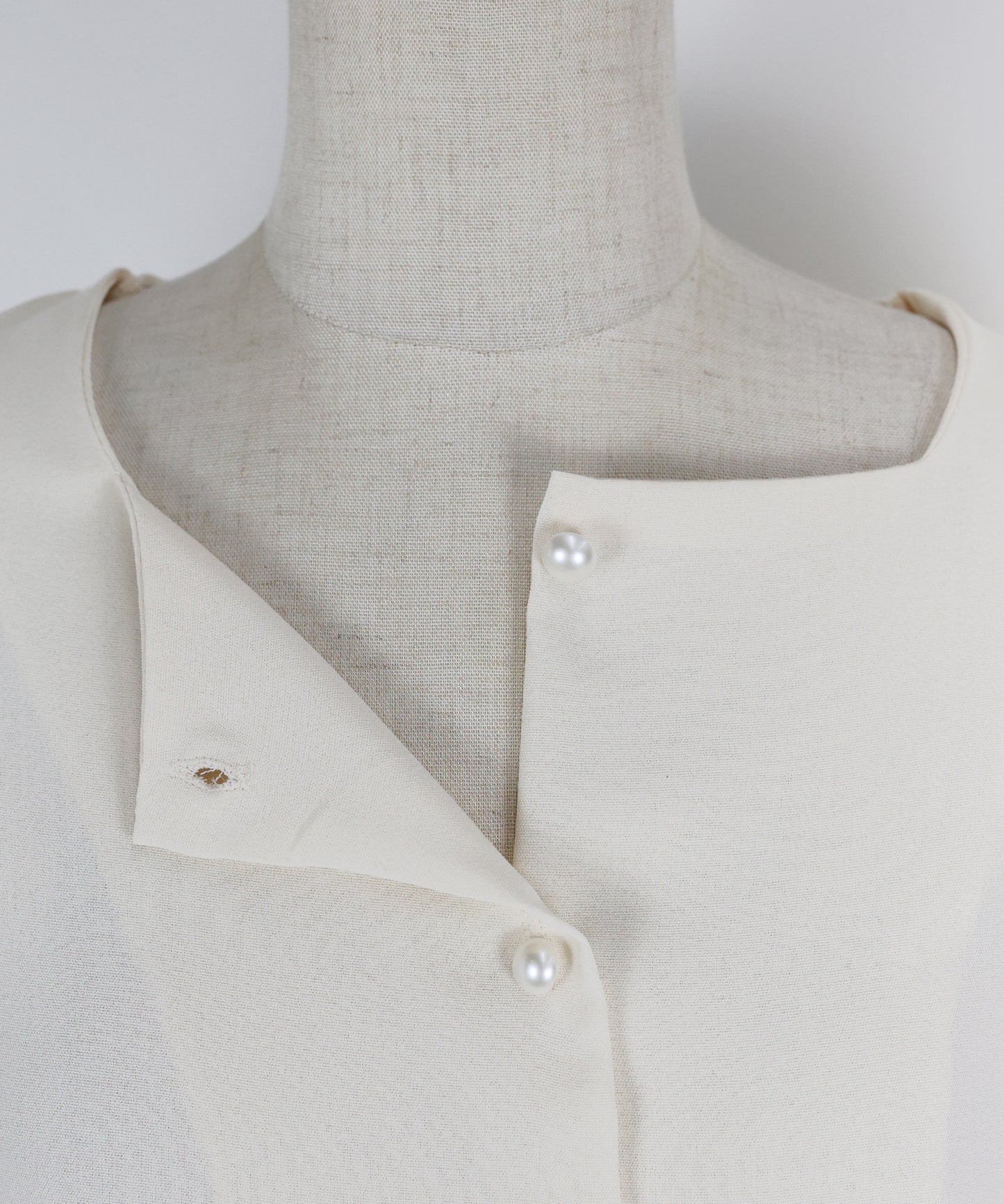 スクエアネックパールボタンブラウス【ネコポス】