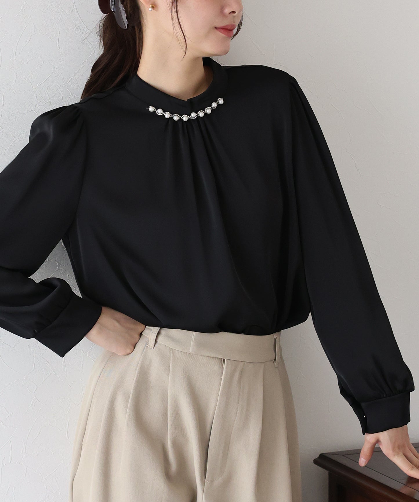 パール＆ビジュー付きスタンドカラーブラウス【ネコポス】