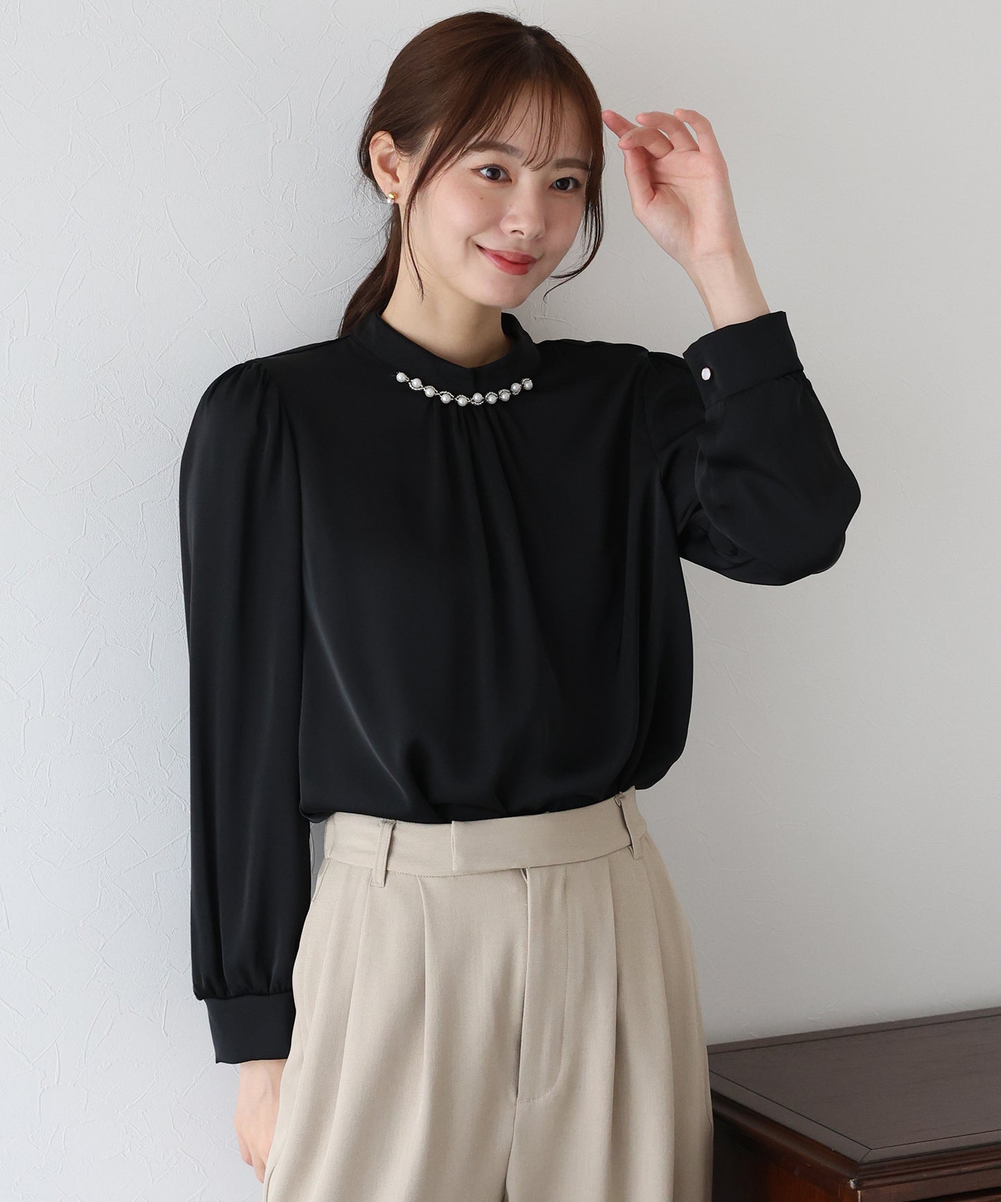 【早割5％OFF】パール＆ビジュー付きスタンドカラーブラウス【ネコポス】