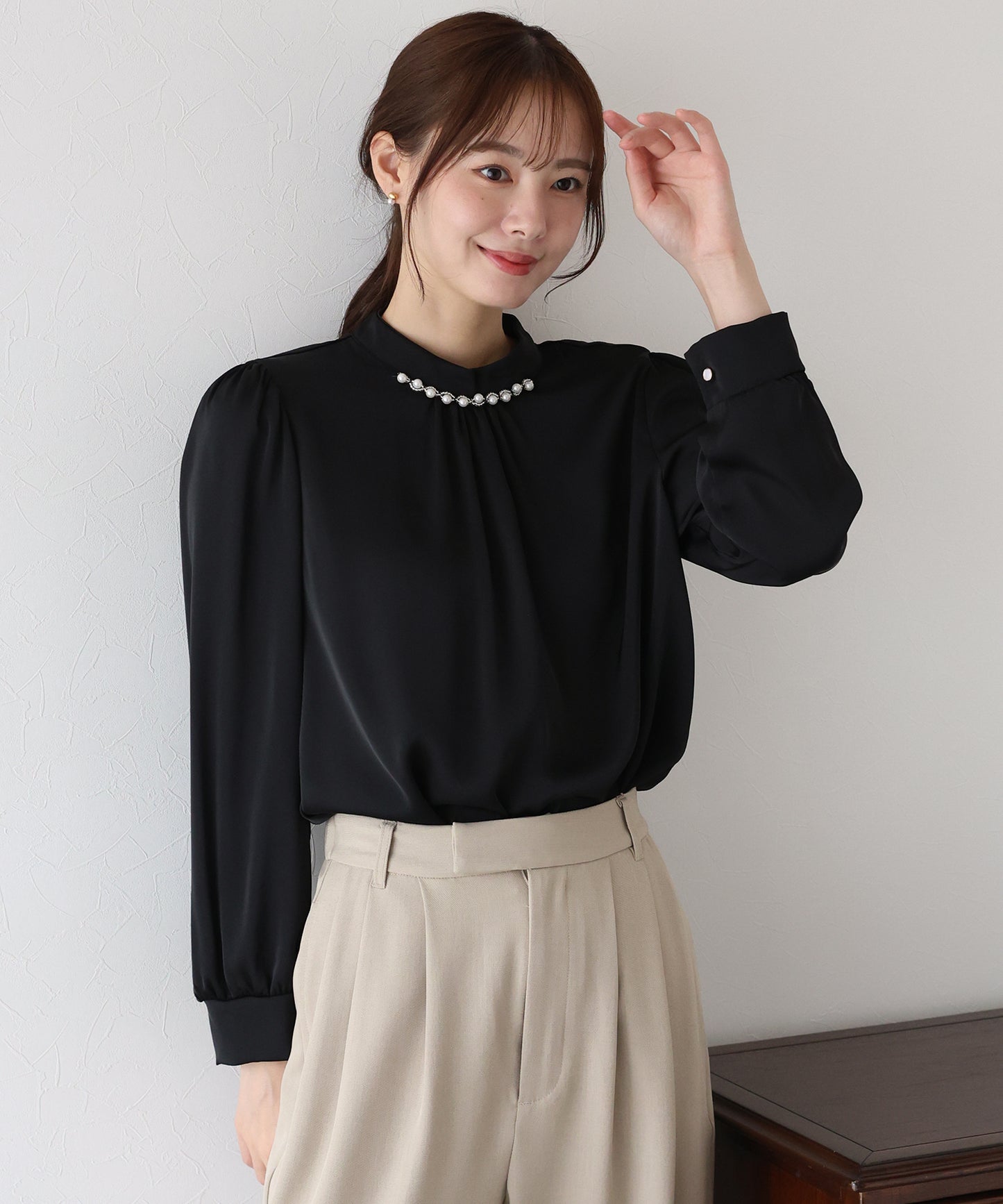 パール＆ビジュー付きスタンドカラーブラウス【ネコポス】