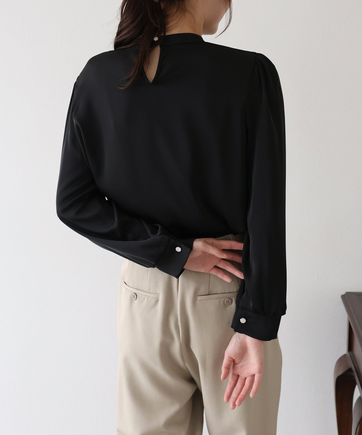 パール＆ビジュー付きスタンドカラーブラウス【ネコポス】