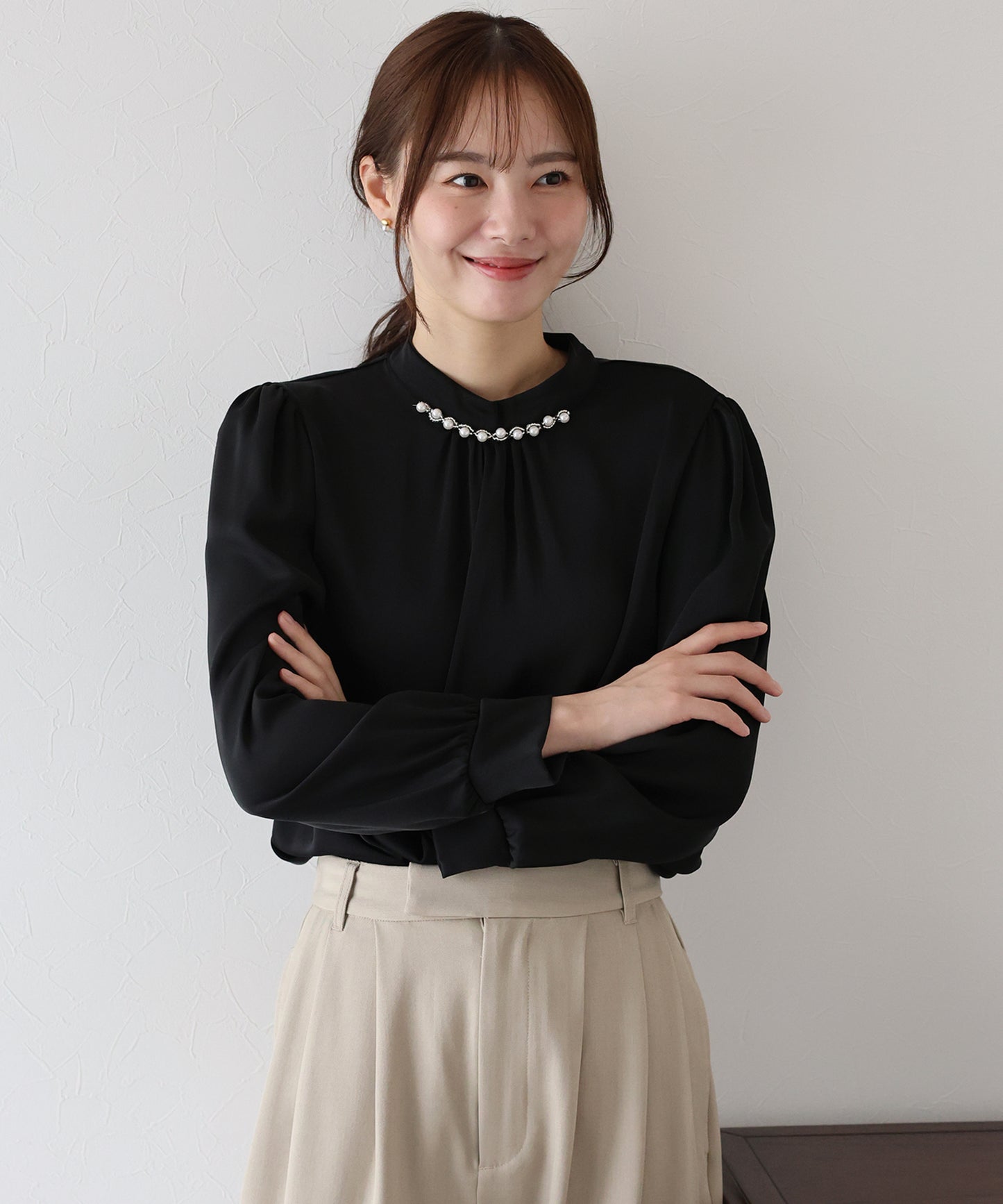 パール＆ビジュー付きスタンドカラーブラウス【ネコポス】