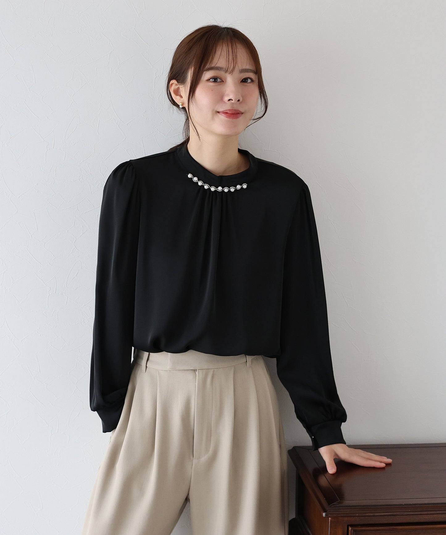 【早割5％OFF】パール＆ビジュー付きスタンドカラーブラウス【ネコポス】