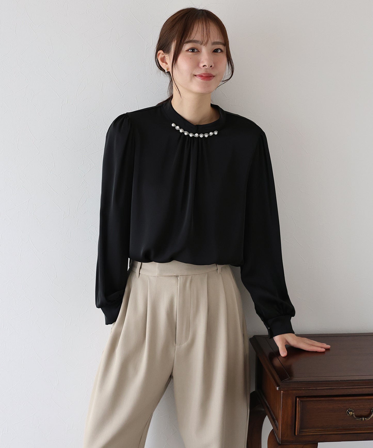 パール＆ビジュー付きスタンドカラーブラウス【ネコポス】