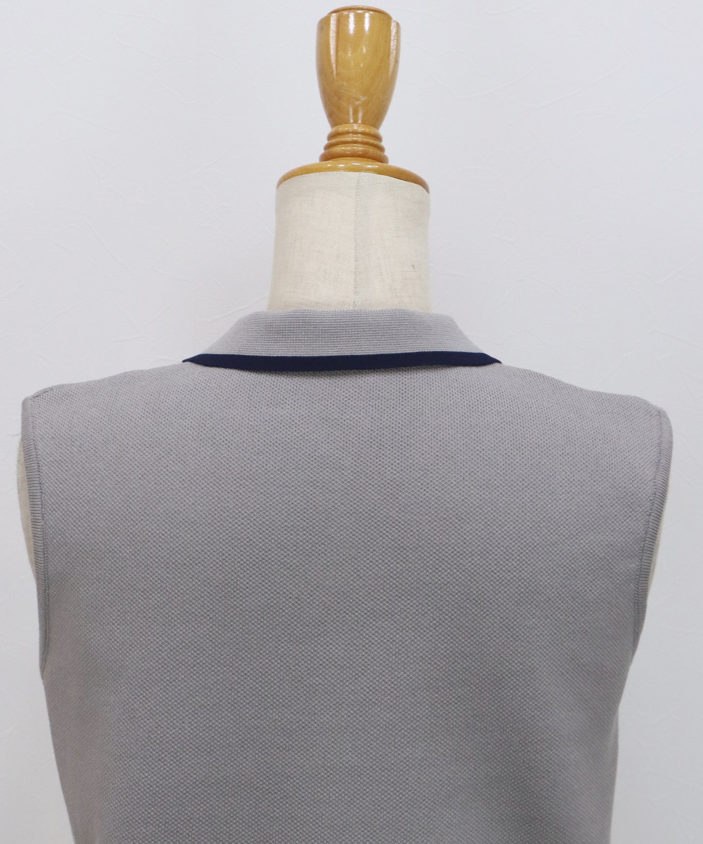 【早割5％OFF】ゴールドボタンノースリーブポロニット