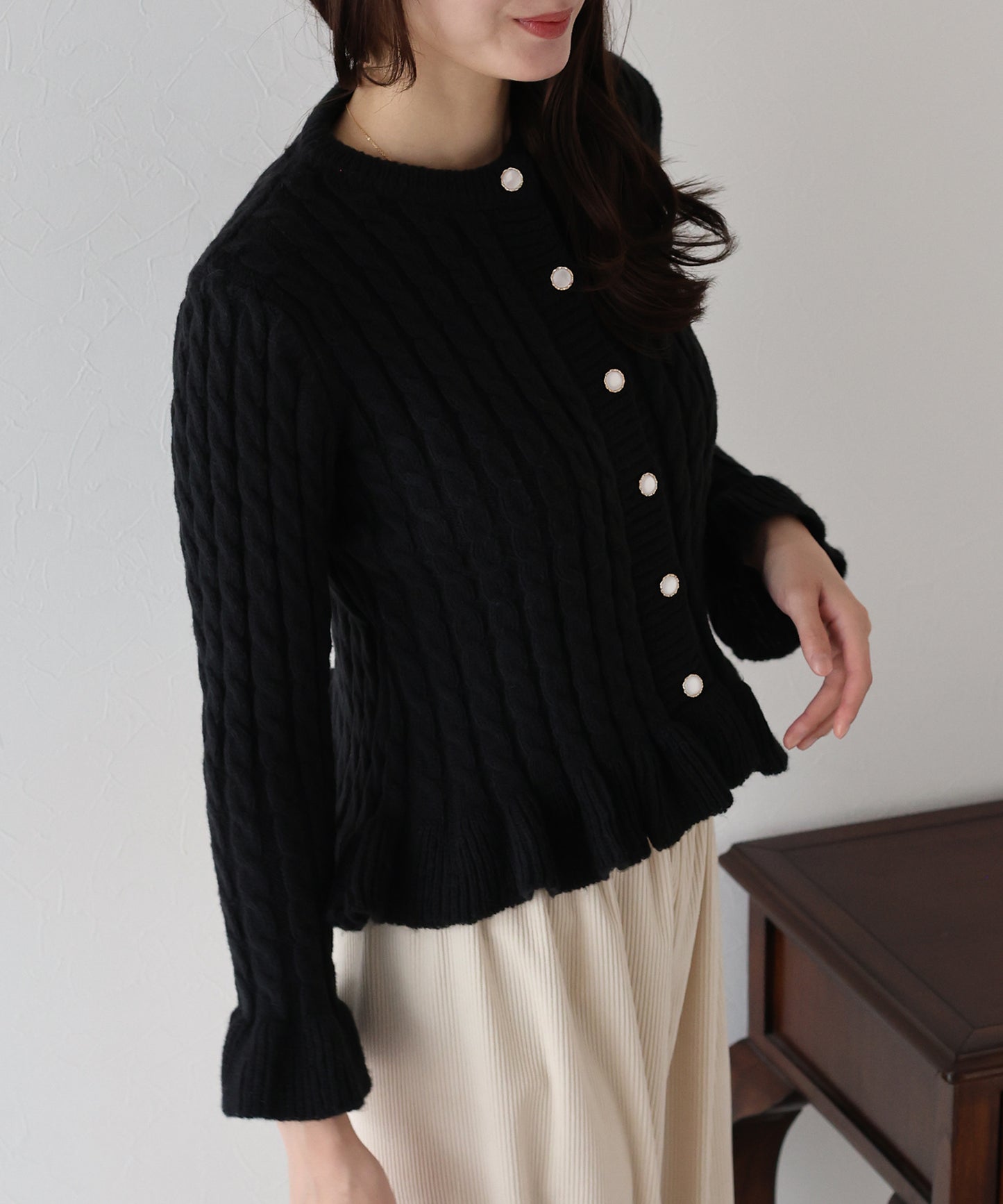 ケーブルペプラムカーディガン