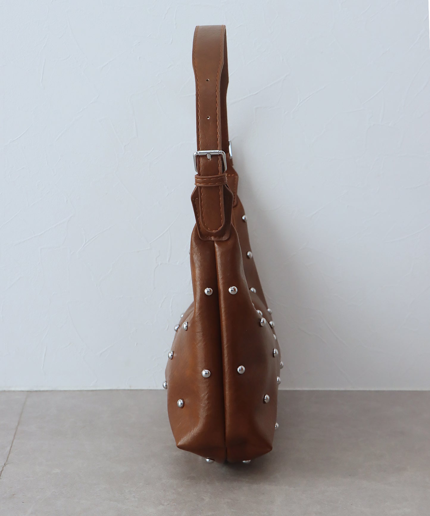 スタッズハンドバッグ