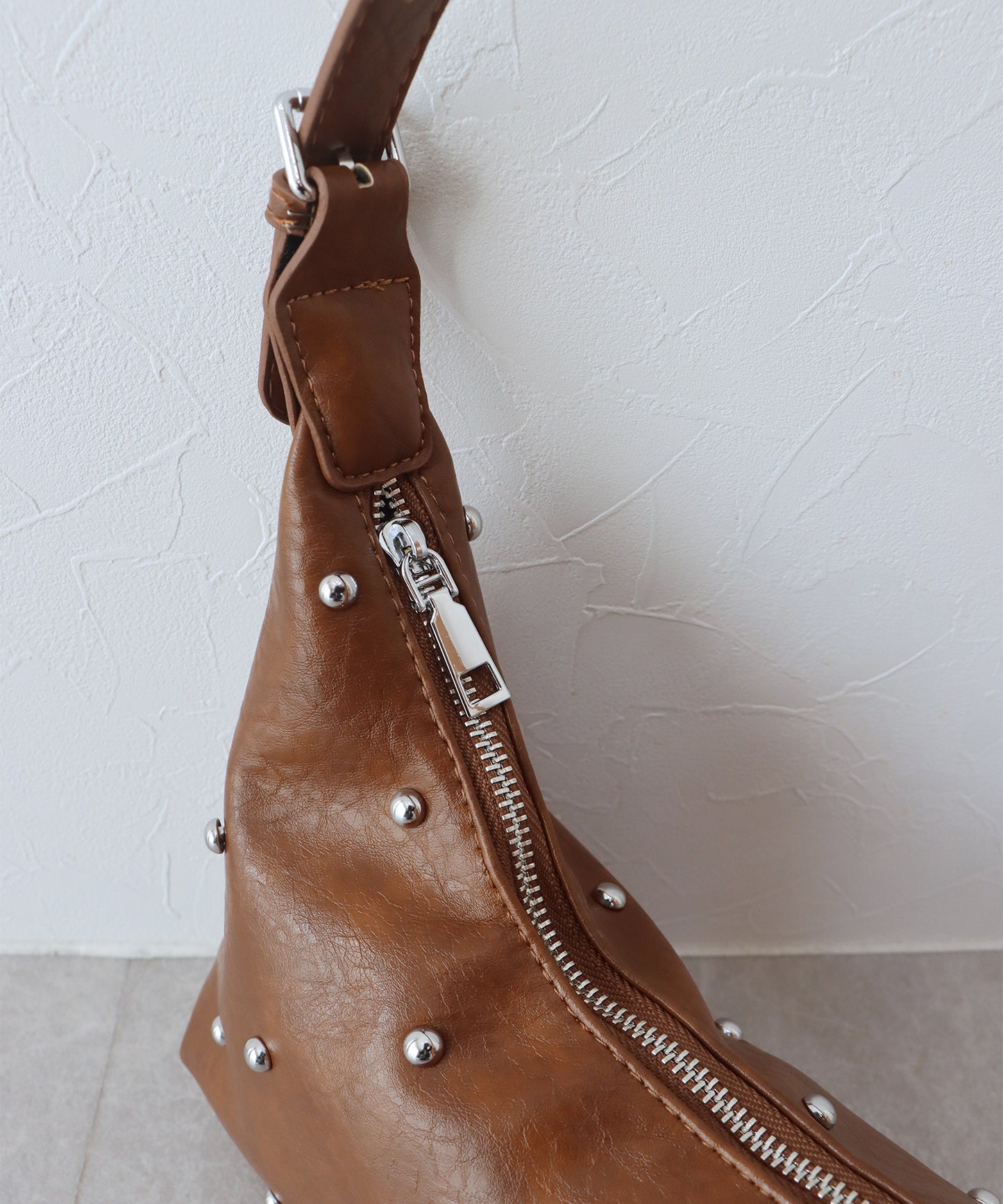 スタッズハンドバッグ