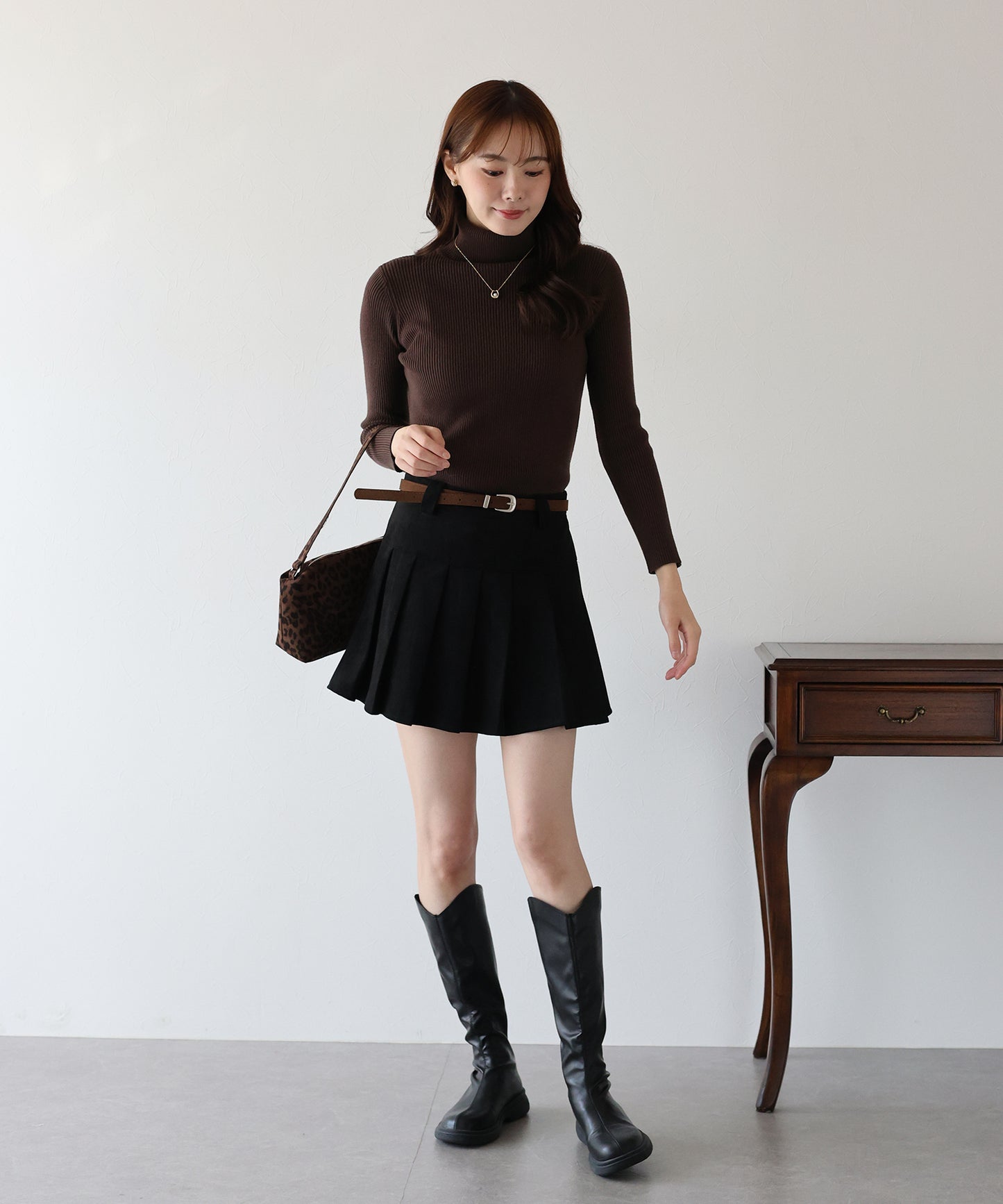 なめらかタートルネックリブニット