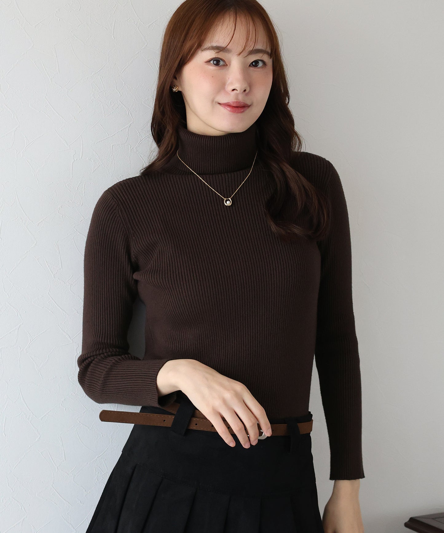 なめらかタートルネックリブニット