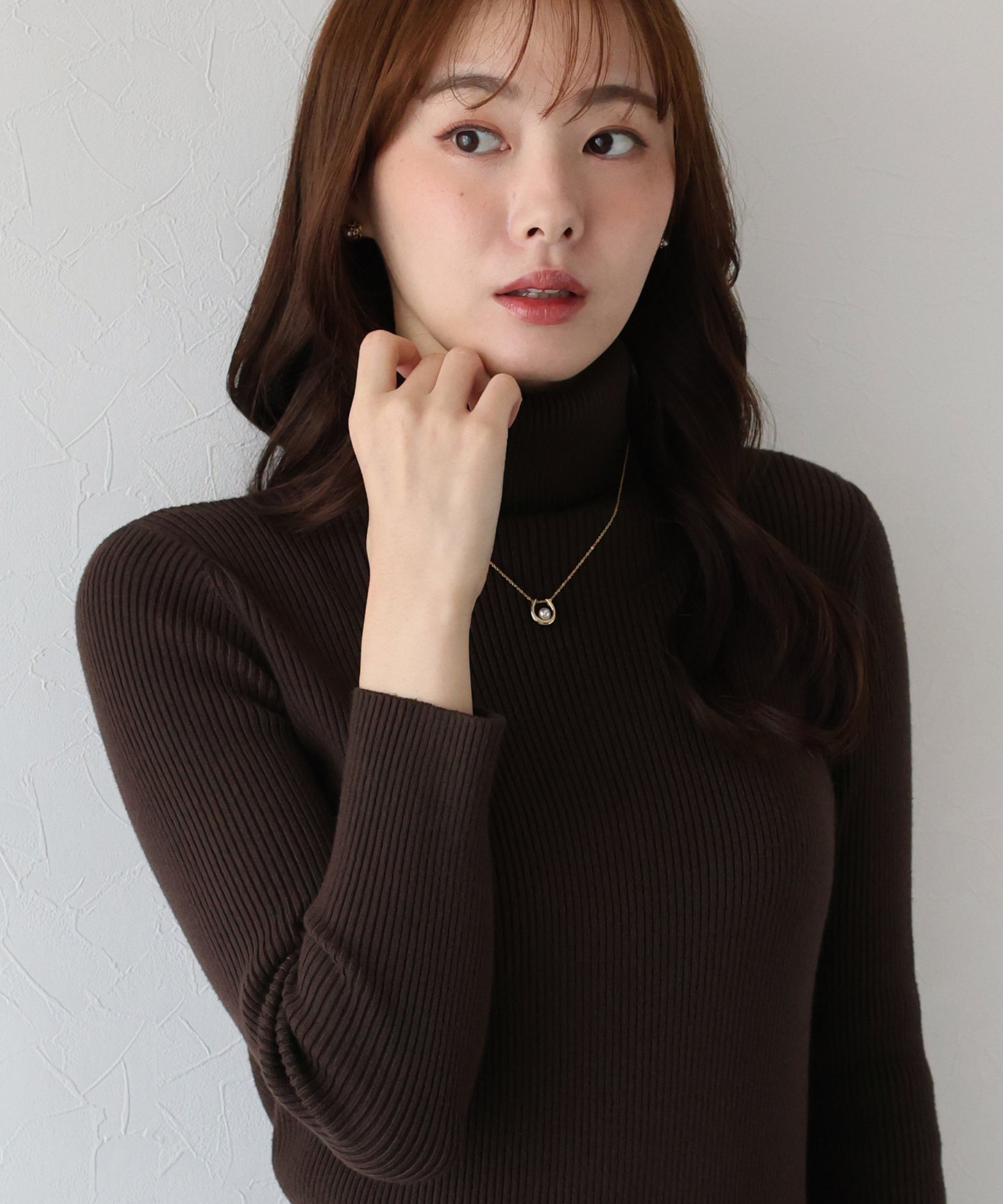 なめらかタートルネックリブニット