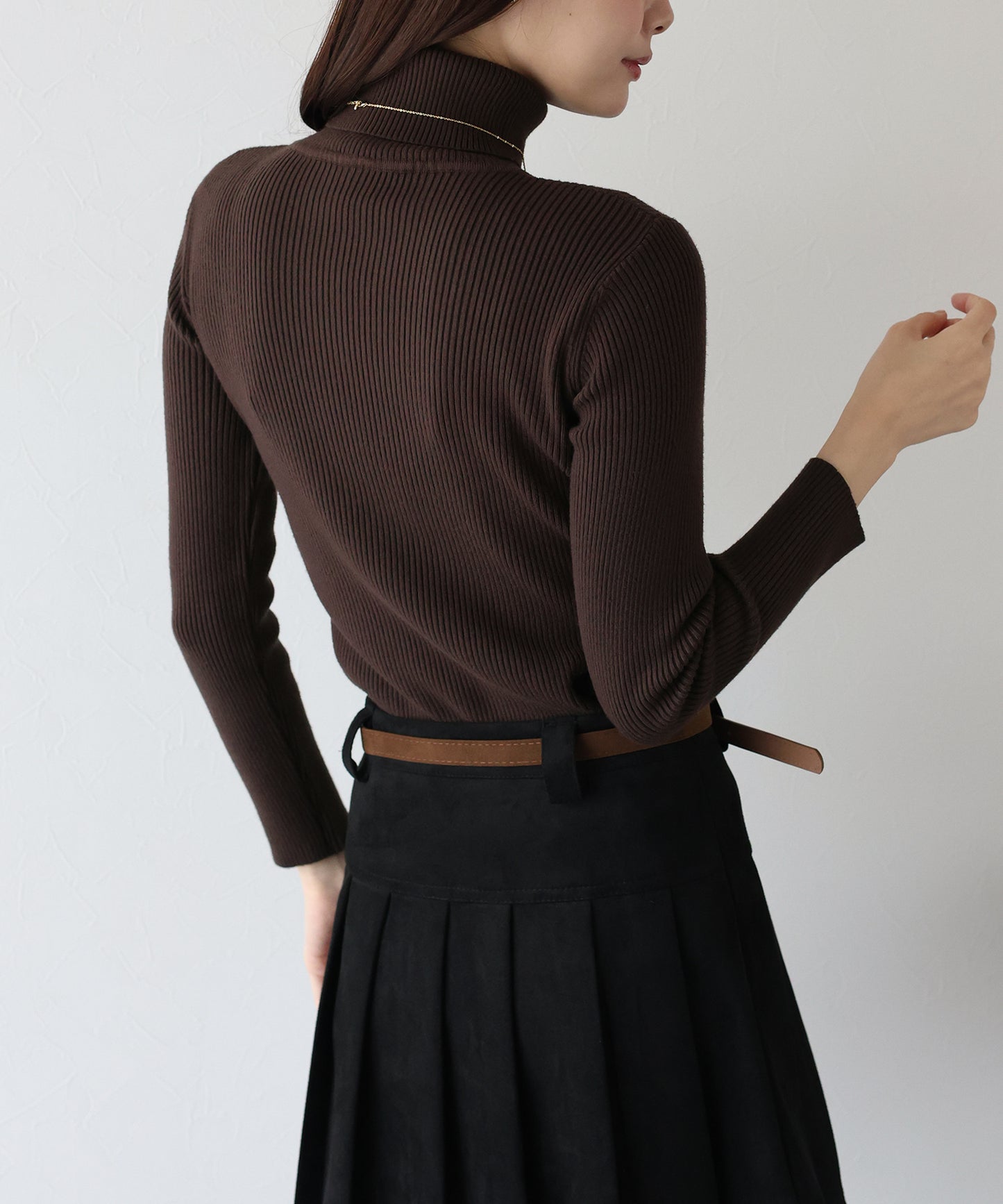 なめらかタートルネックリブニット