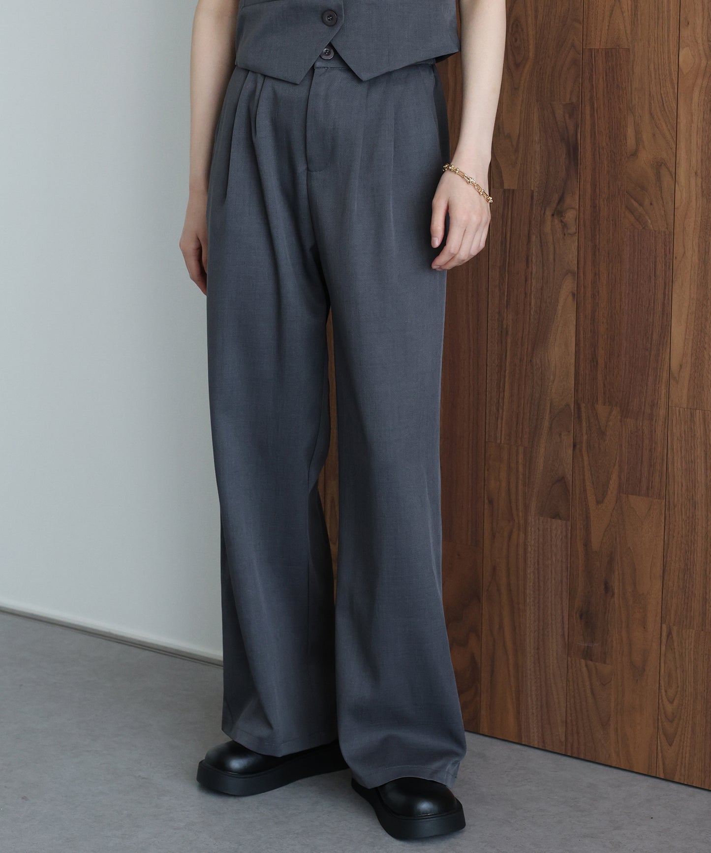 ショートベスト×ワイドパンツ セットアップ