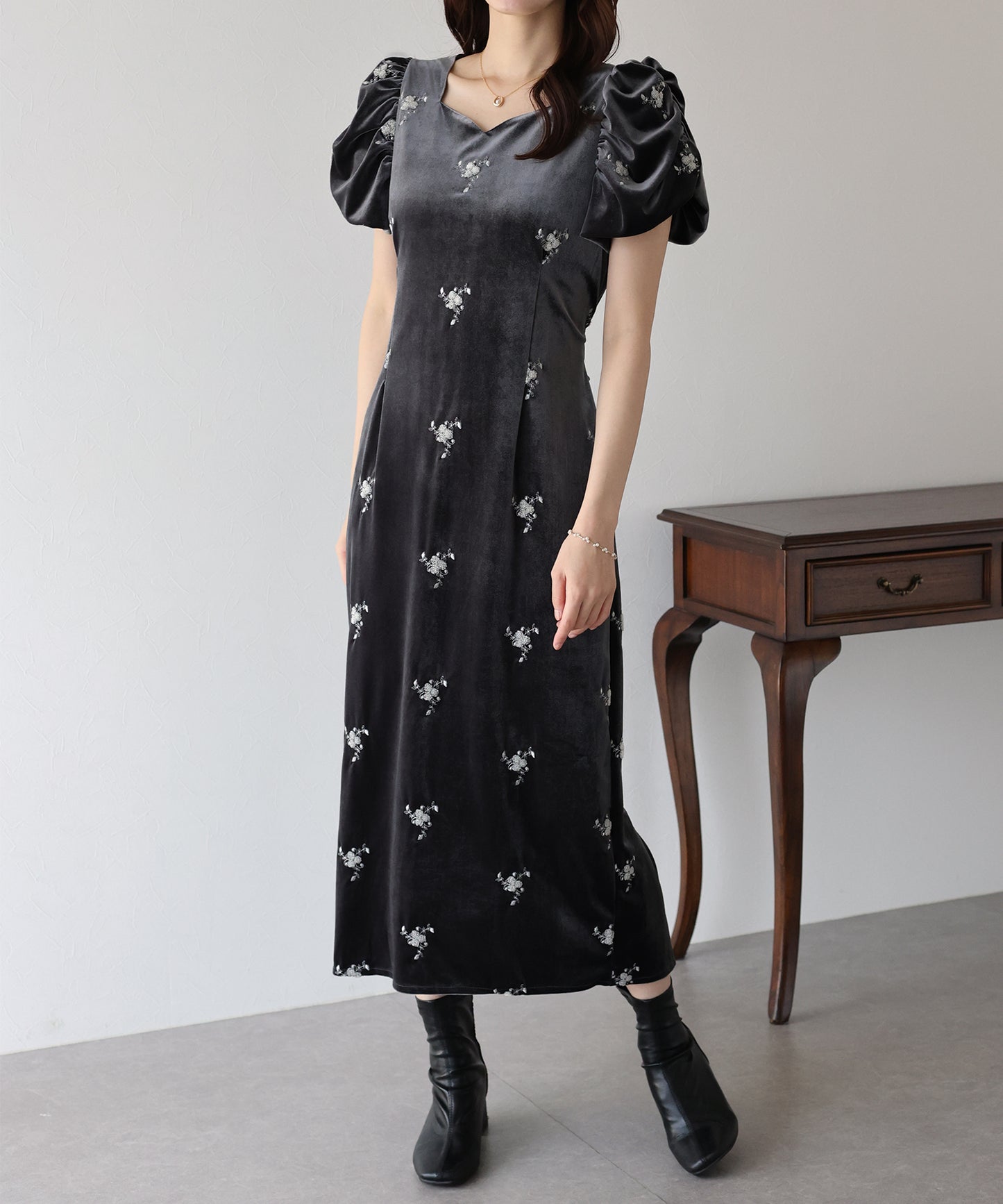 フラワー刺繍ハートネックベロアワンピース
