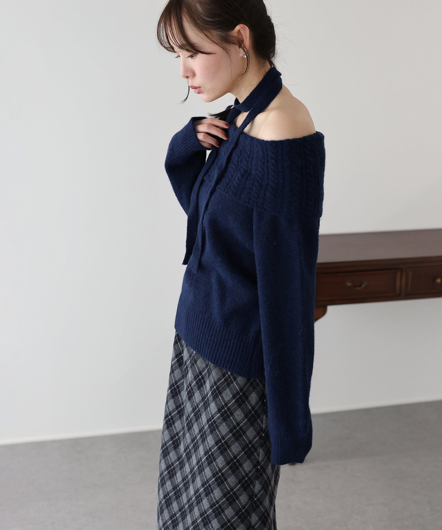 【早割5％OFF】リボンタイ付きオフショルダーニット