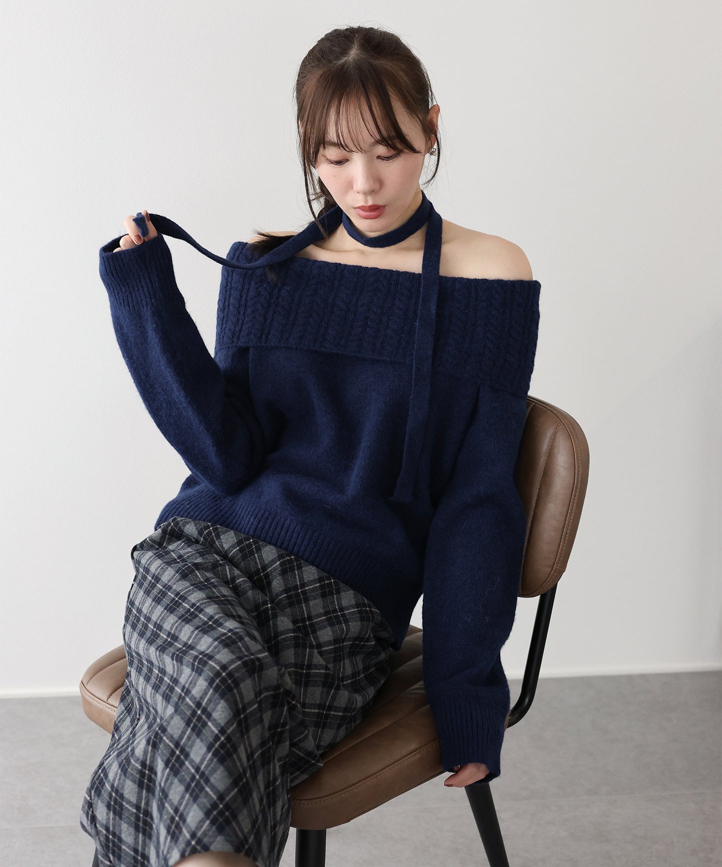 【早割5％OFF】リボンタイ付きオフショルダーニット