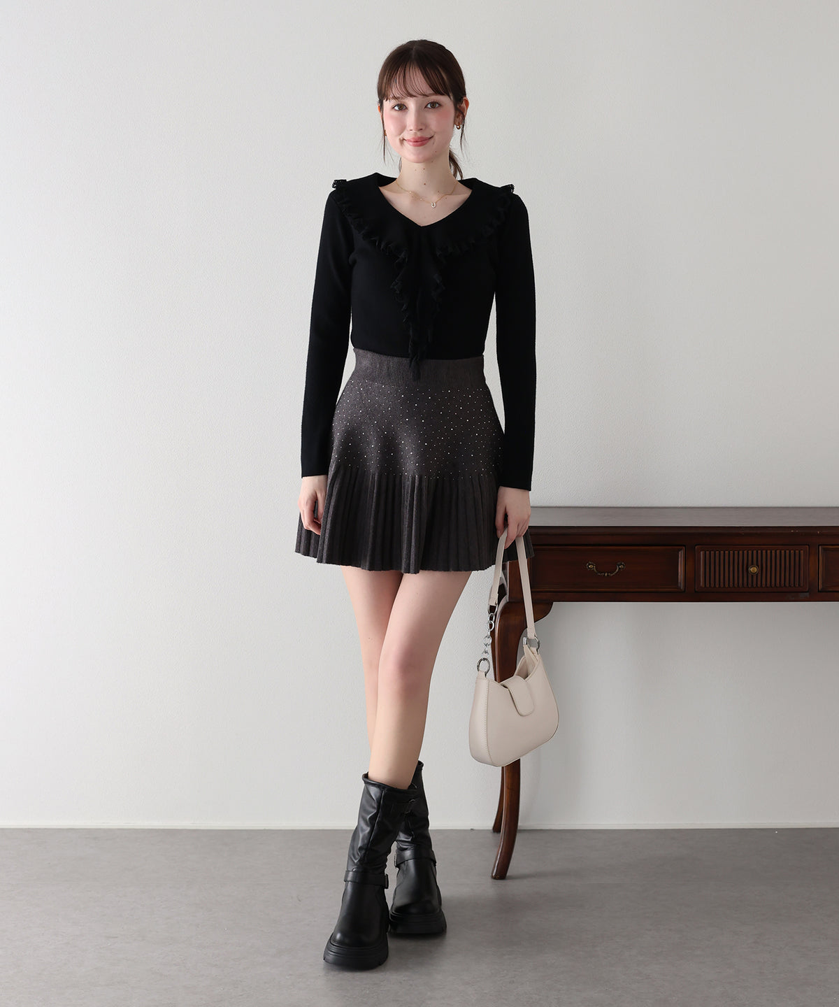 【早割5％OFF】ラッフルフリルが華やかなVネックニットトップス