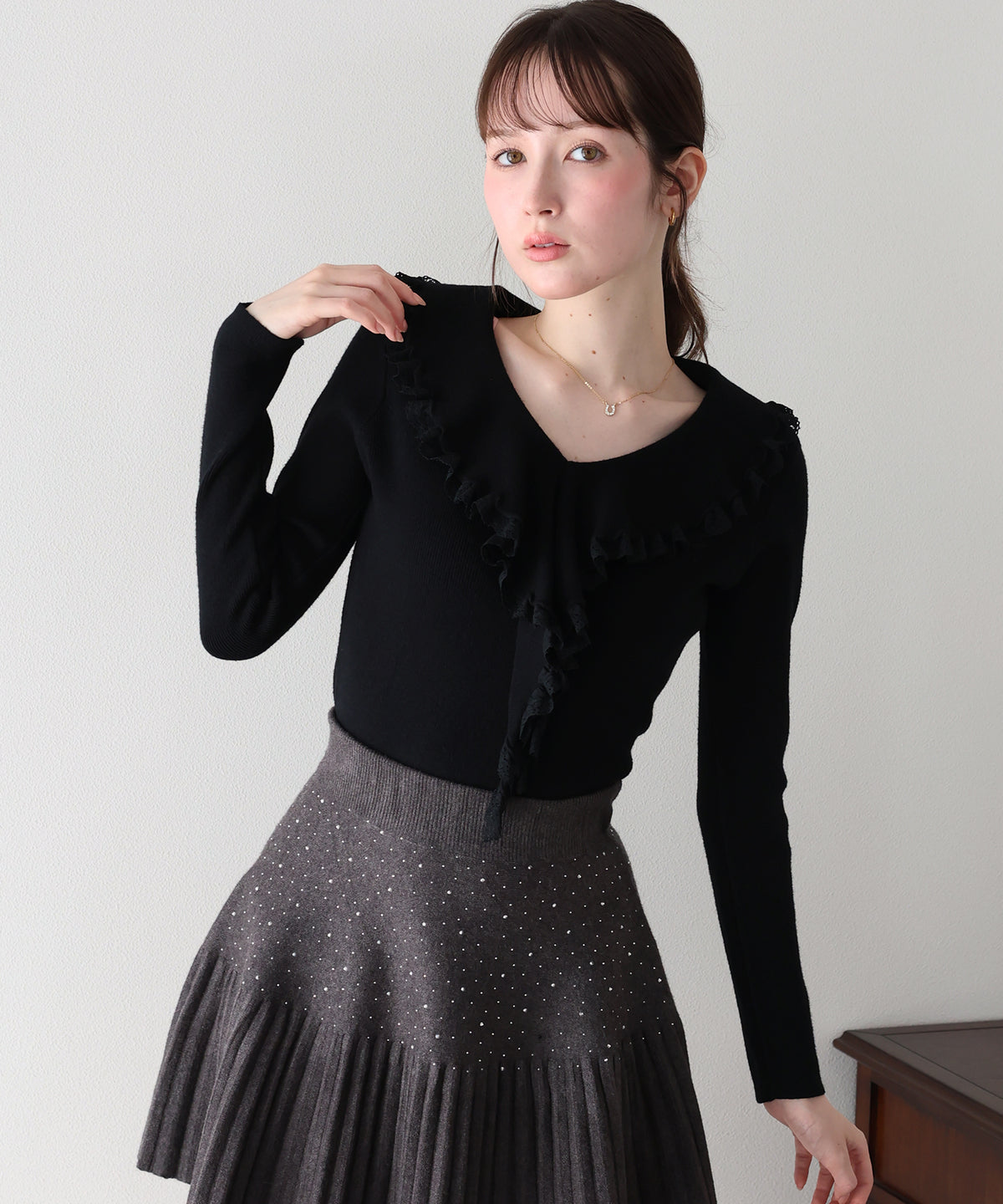 【早割5％OFF】ラッフルフリルが華やかなVネックニットトップス