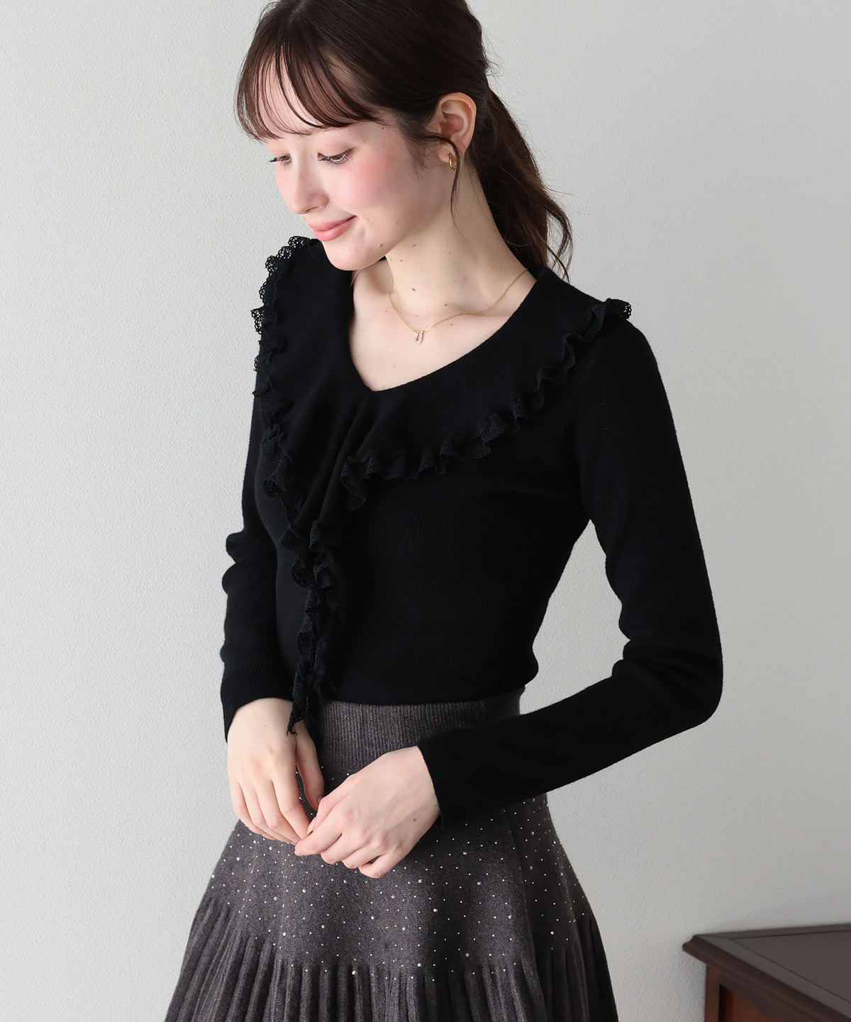 【早割5％OFF】ラッフルフリルが華やかなVネックニットトップス