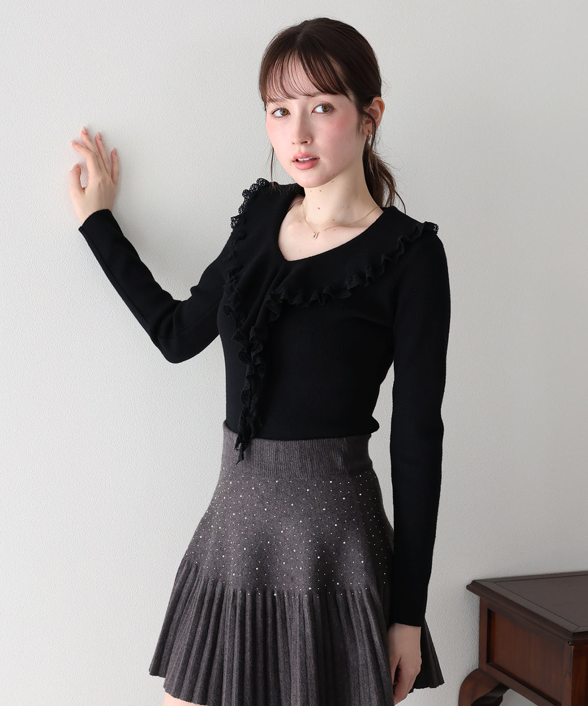 【早割5％OFF】ラッフルフリルが華やかなVネックニットトップス