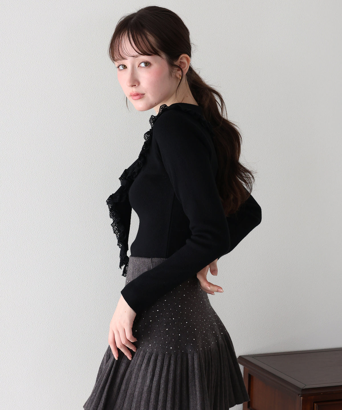 【早割5％OFF】ラッフルフリルが華やかなVネックニットトップス