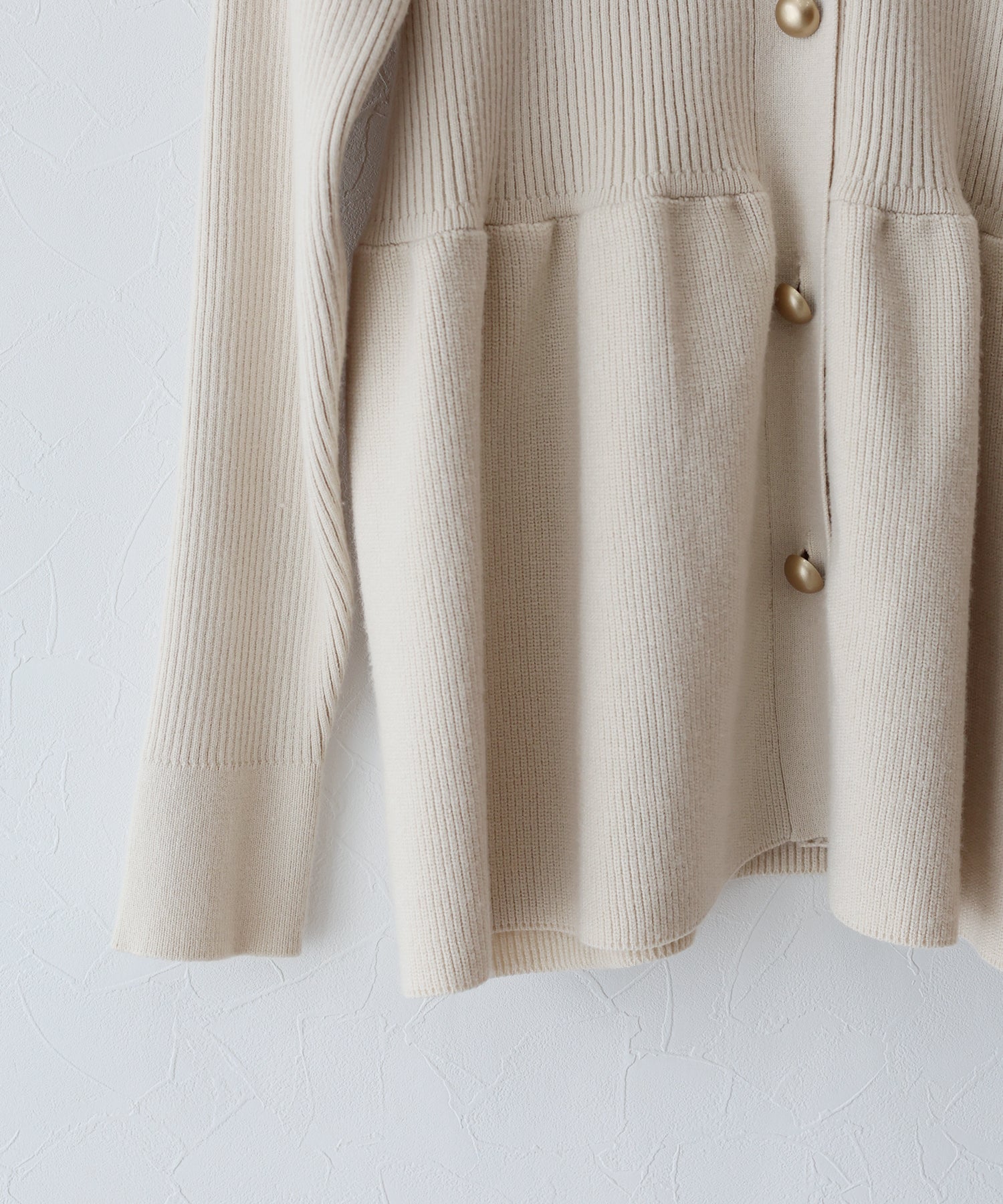 TIME SALE】ゴールドボタンペプラムカーディガン[J by blue TIME SALE】ゴールドボタンペプラムカーディガン[J by blue