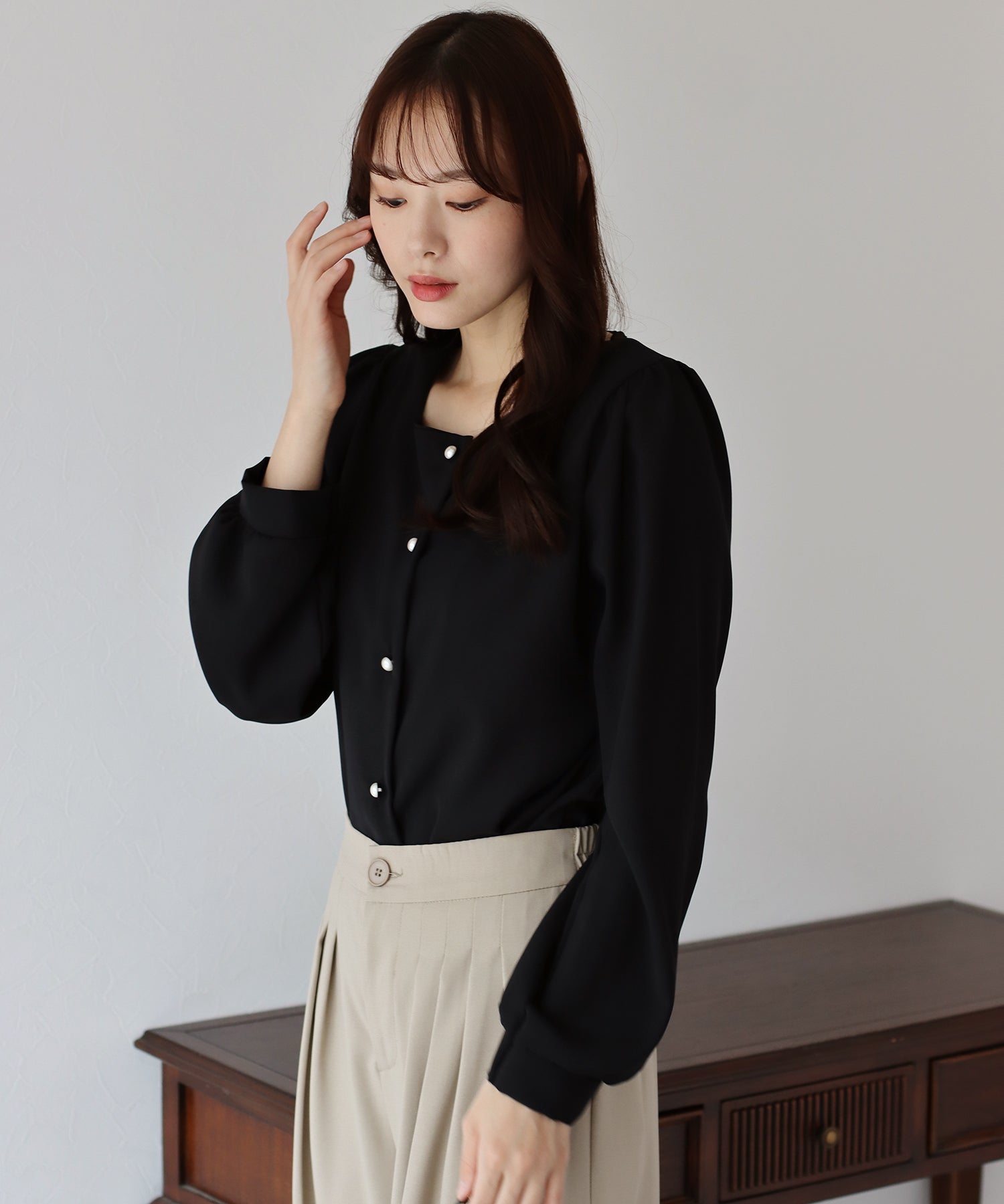 スクエアネックパールボタンブラウス【ネコポス】 – BLUE ONLINE
