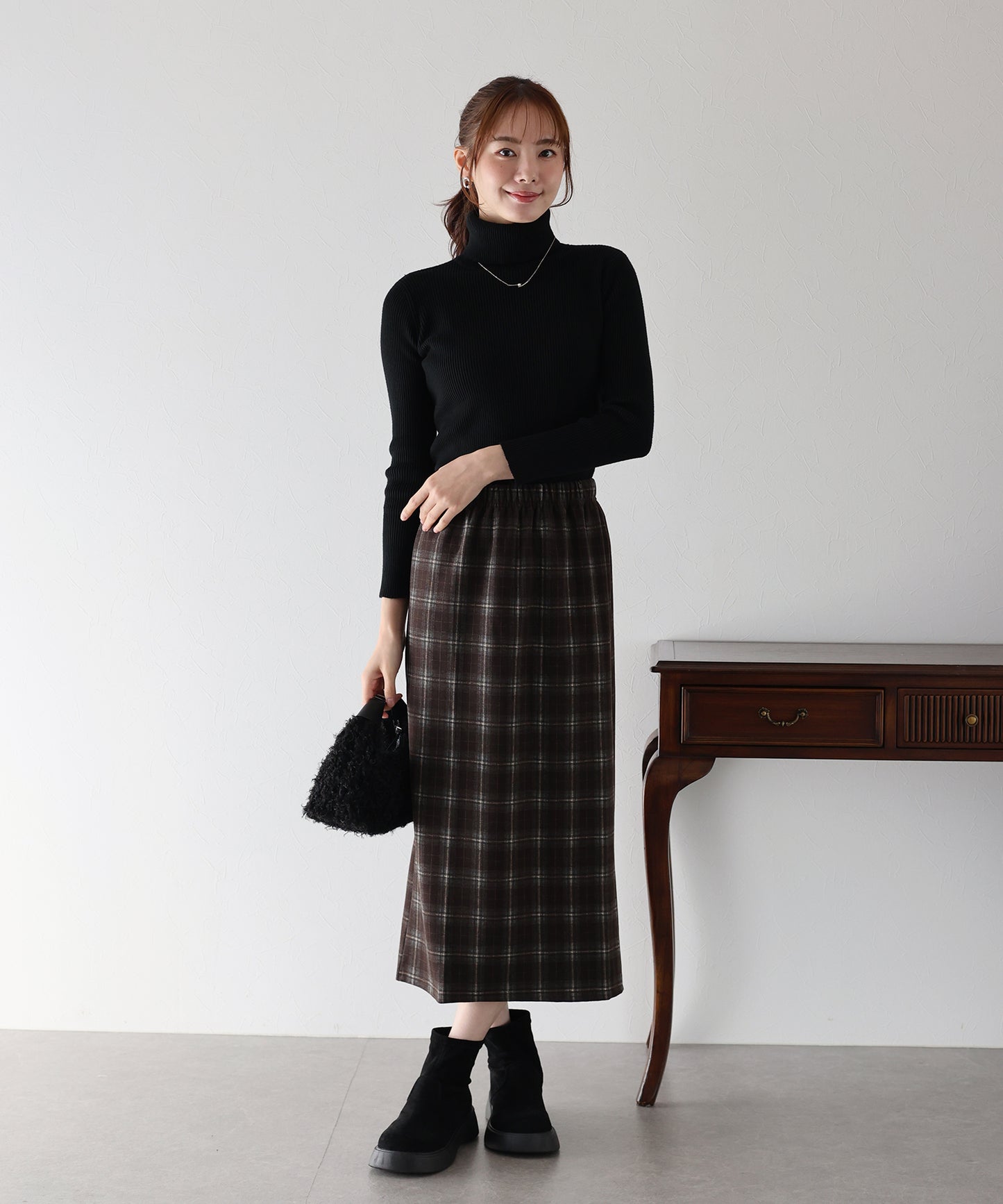 なめらかタートルネックリブニット