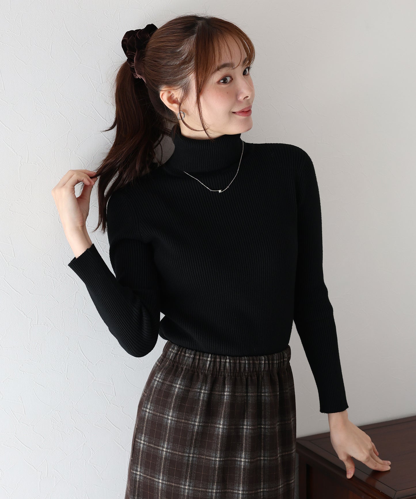 なめらかタートルネックリブニット