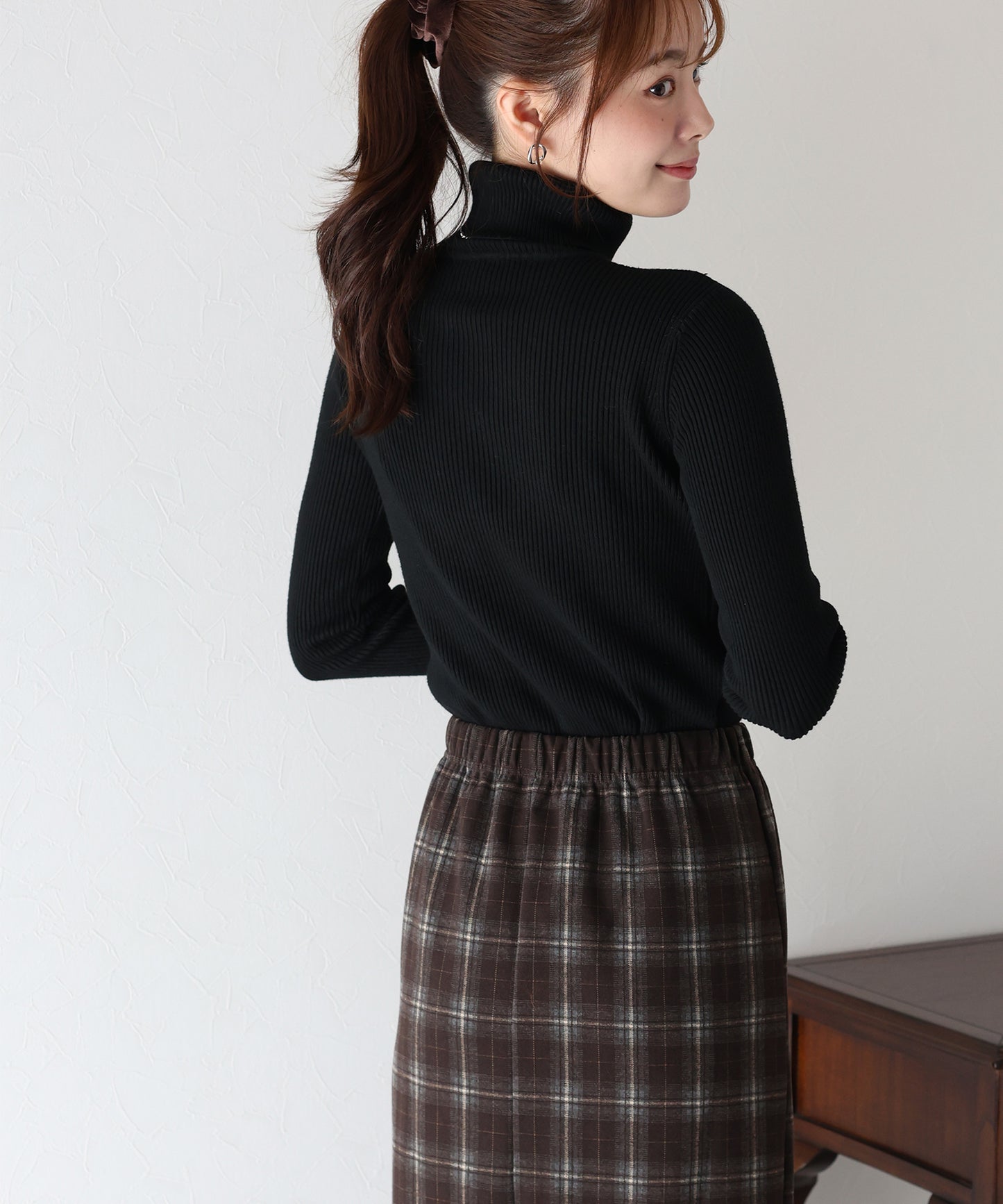 なめらかタートルネックリブニット