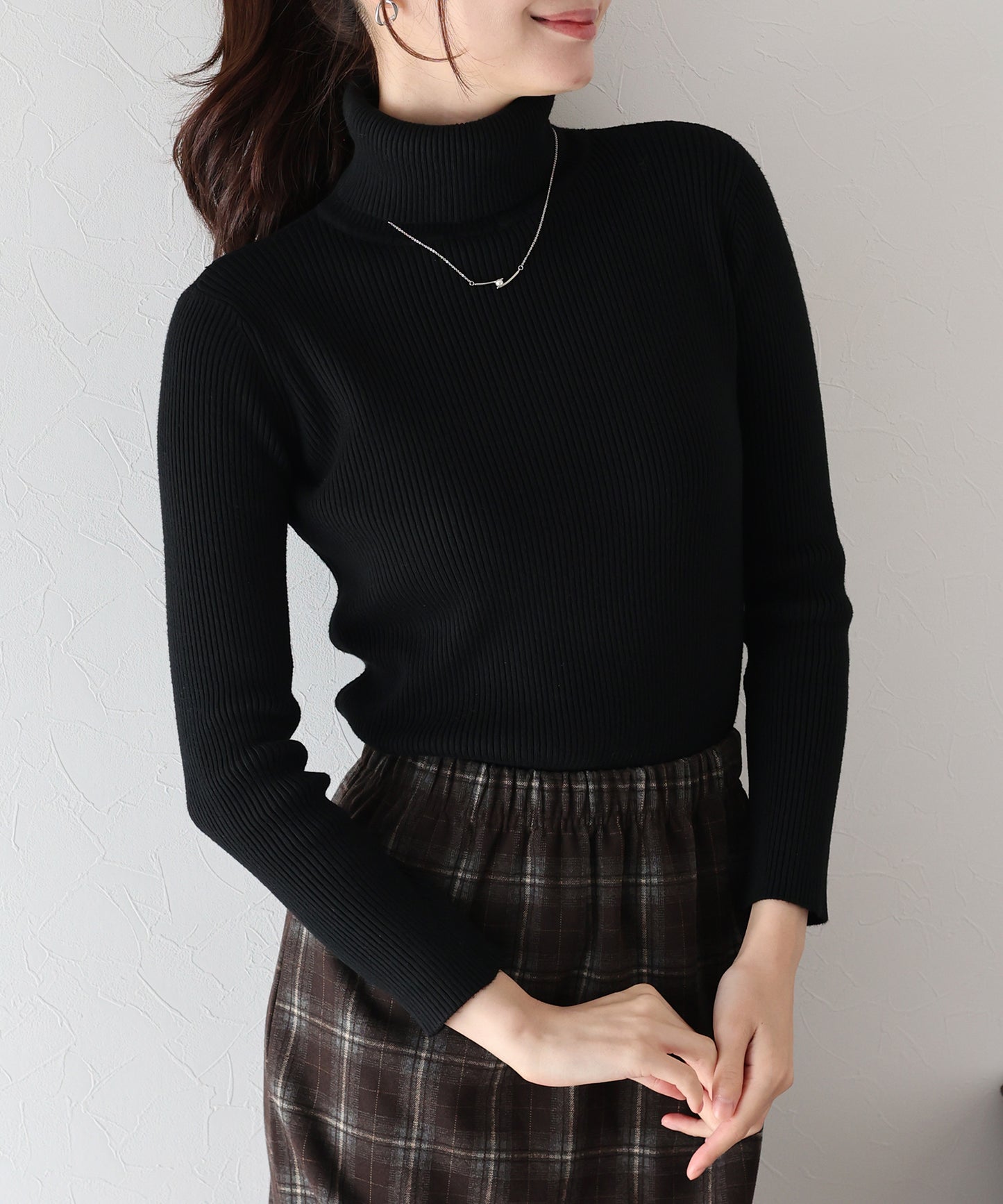 なめらかタートルネックリブニット