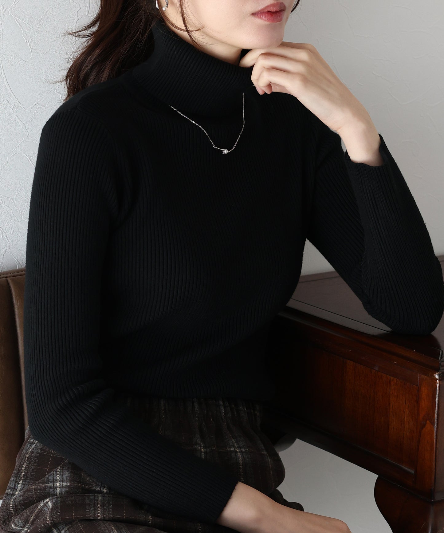 なめらかタートルネックリブニット