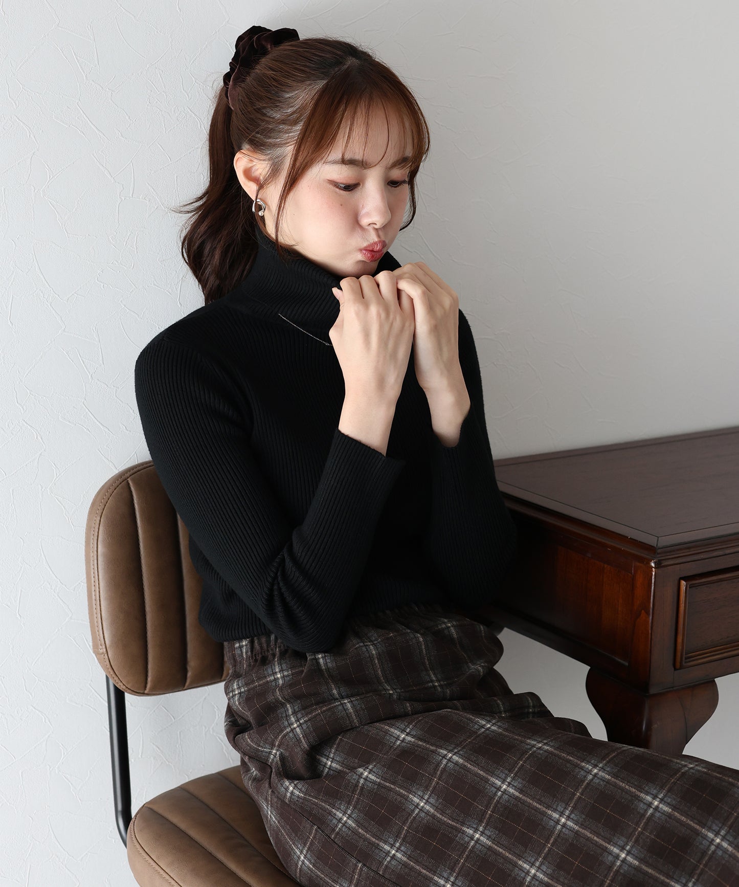 なめらかタートルネックリブニット