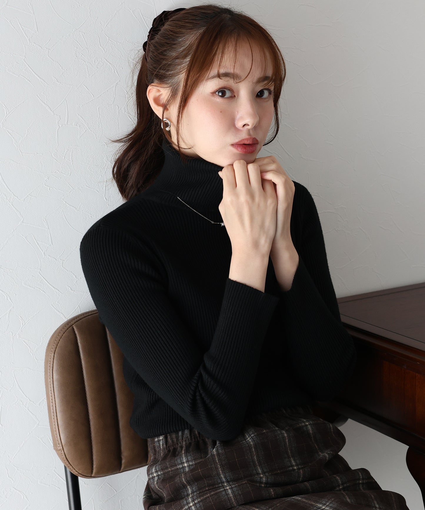 なめらかタートルネックリブニット