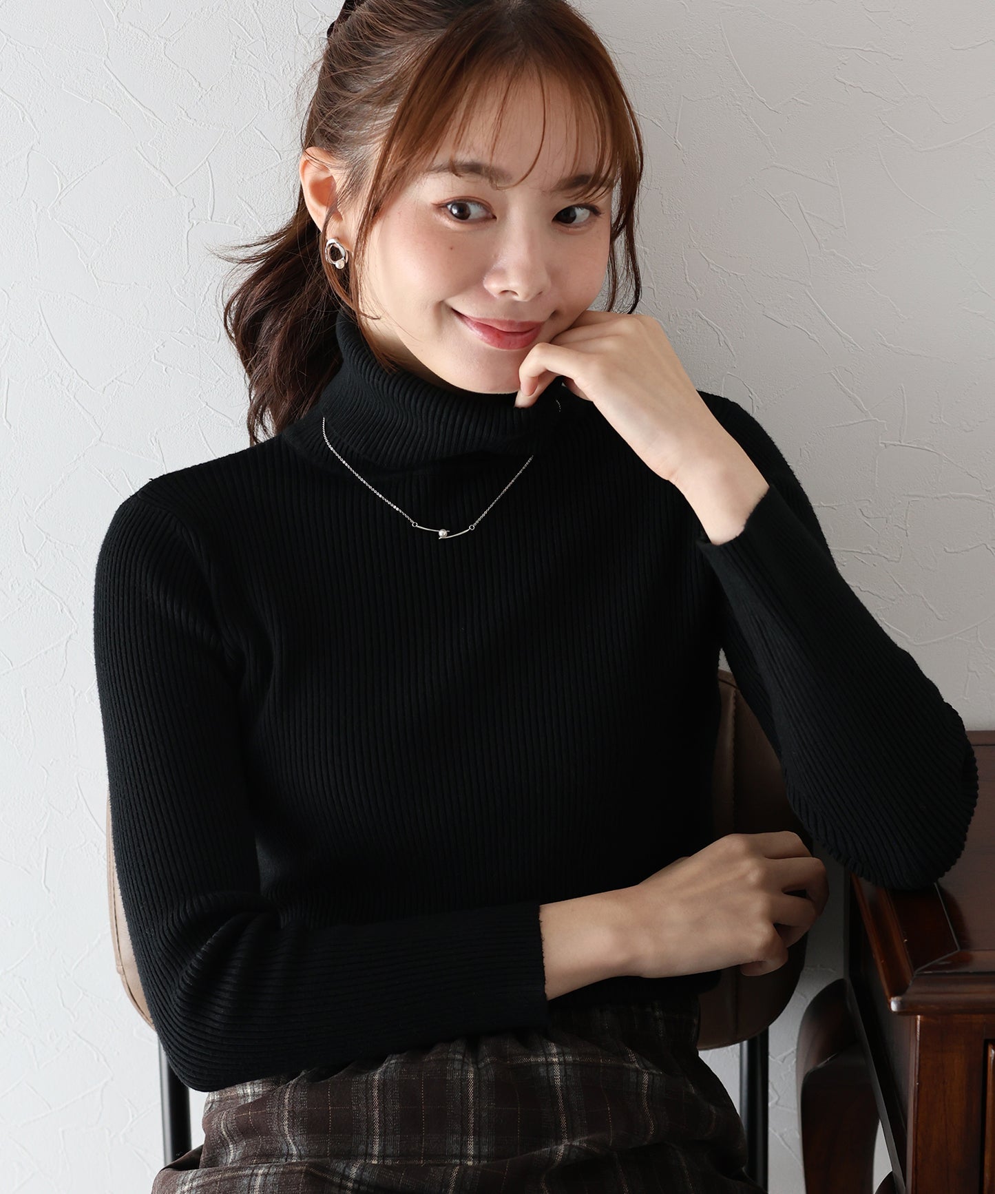 なめらかタートルネックリブニット