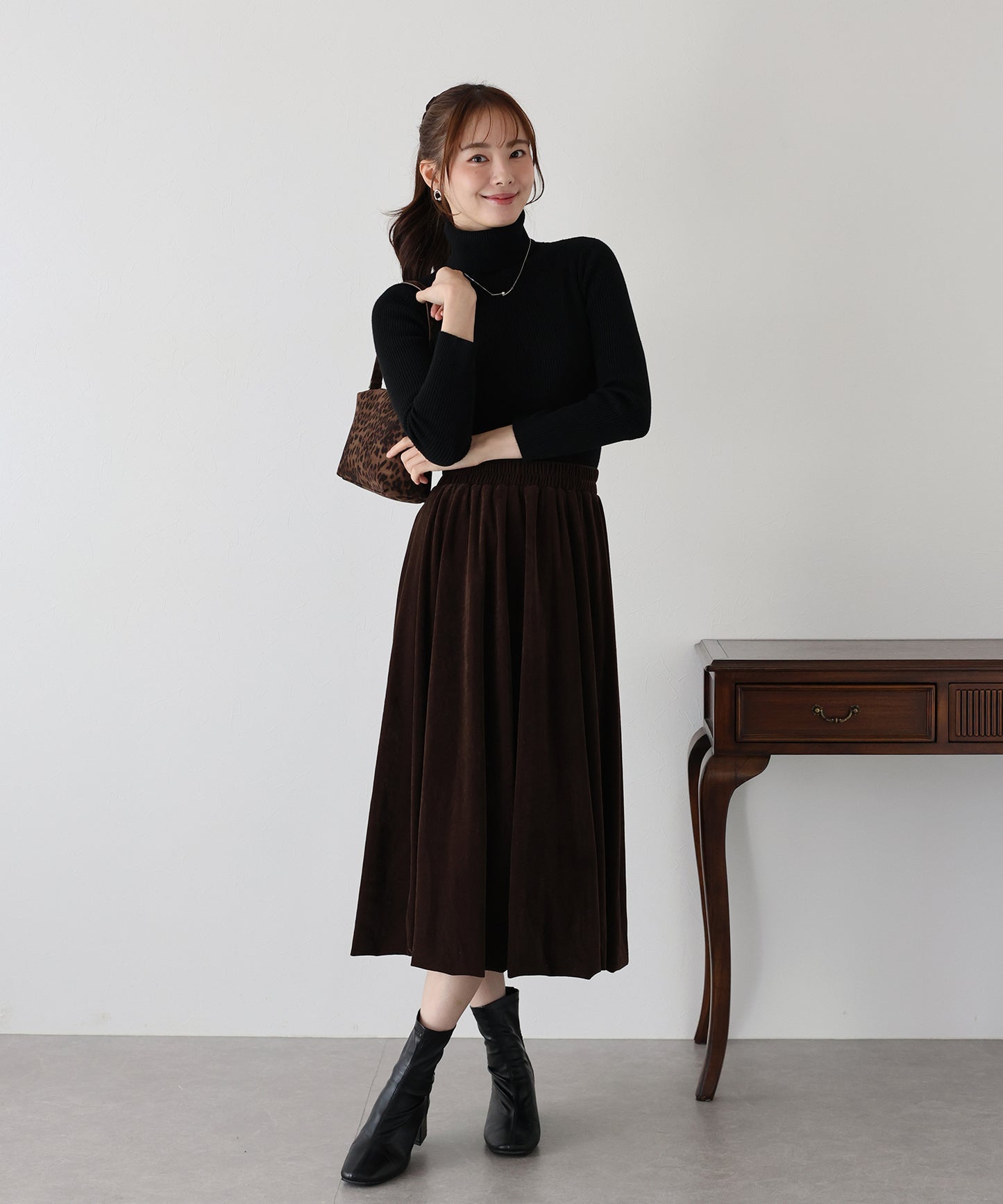 なめらかタートルネックリブニット