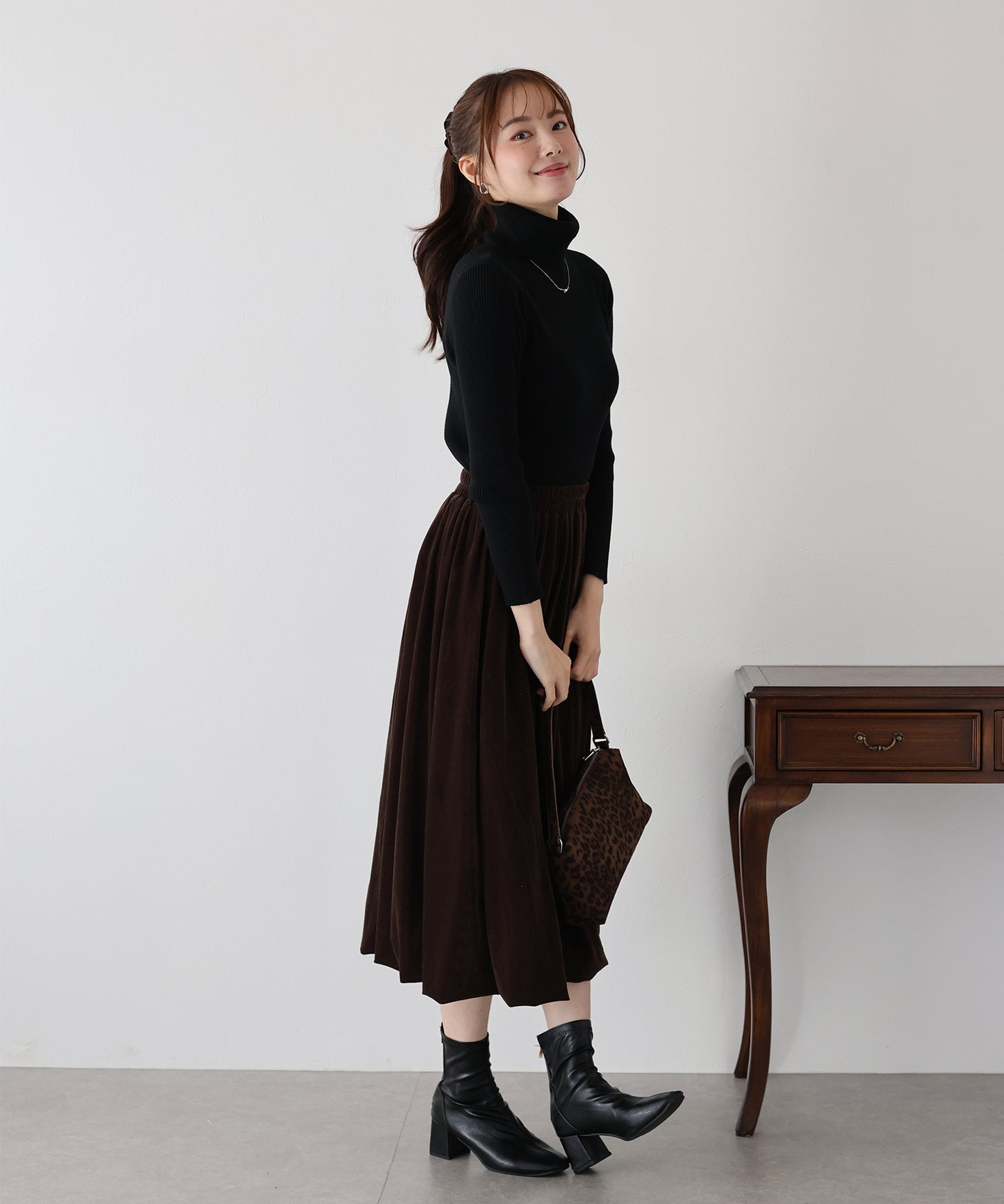 なめらかタートルネックリブニット