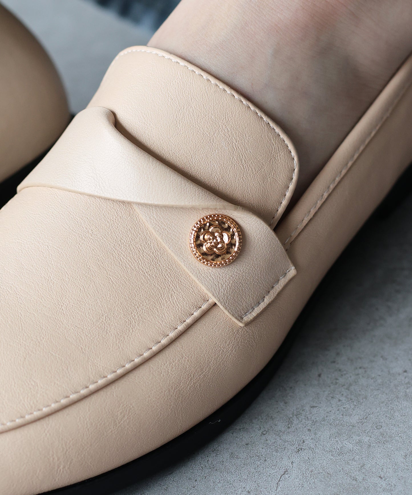 ゴールドモチーフローファー