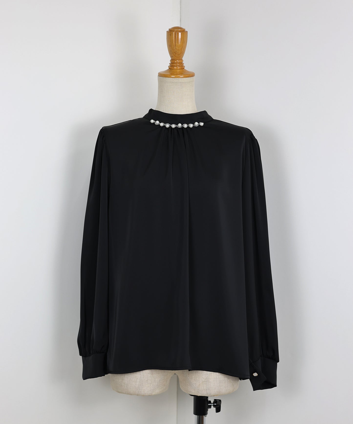 パール＆ビジュー付きスタンドカラーブラウス【ネコポス】