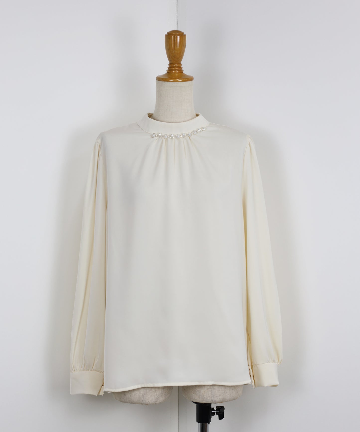 パール＆ビジュー付きスタンドカラーブラウス【ネコポス】