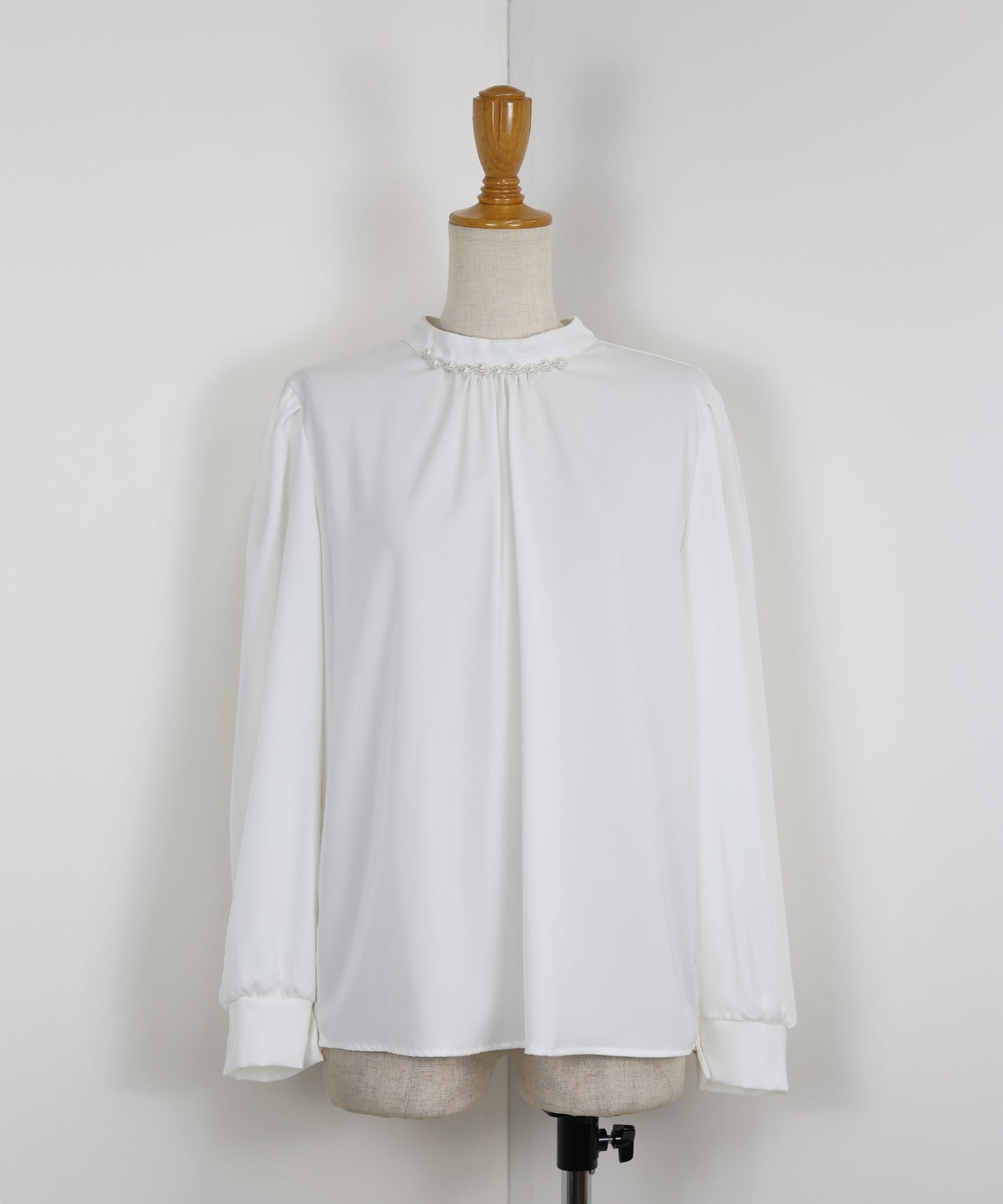 パール＆ビジュー付きスタンドカラーブラウス【ネコポス】