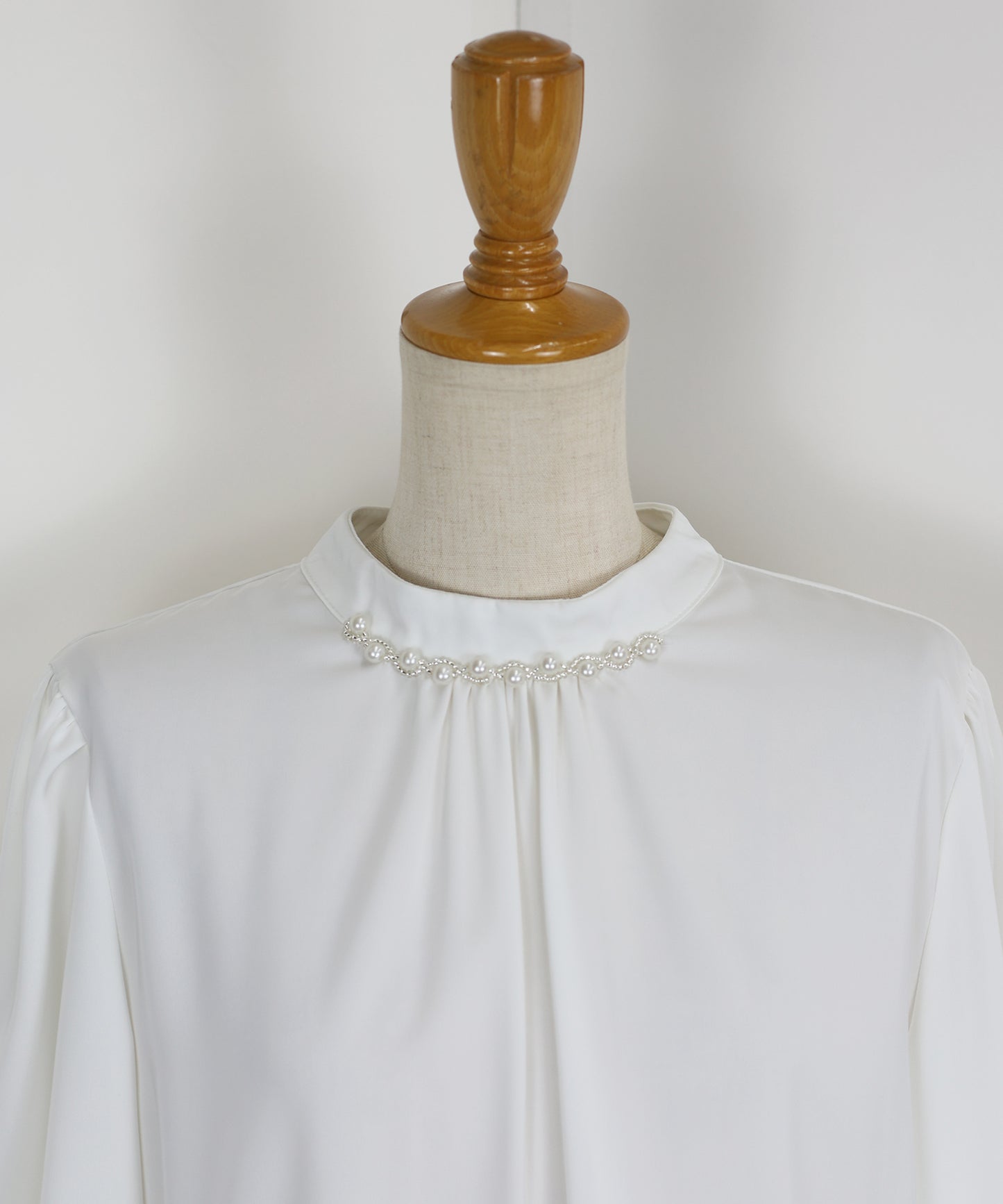 パール＆ビジュー付きスタンドカラーブラウス【ネコポス】