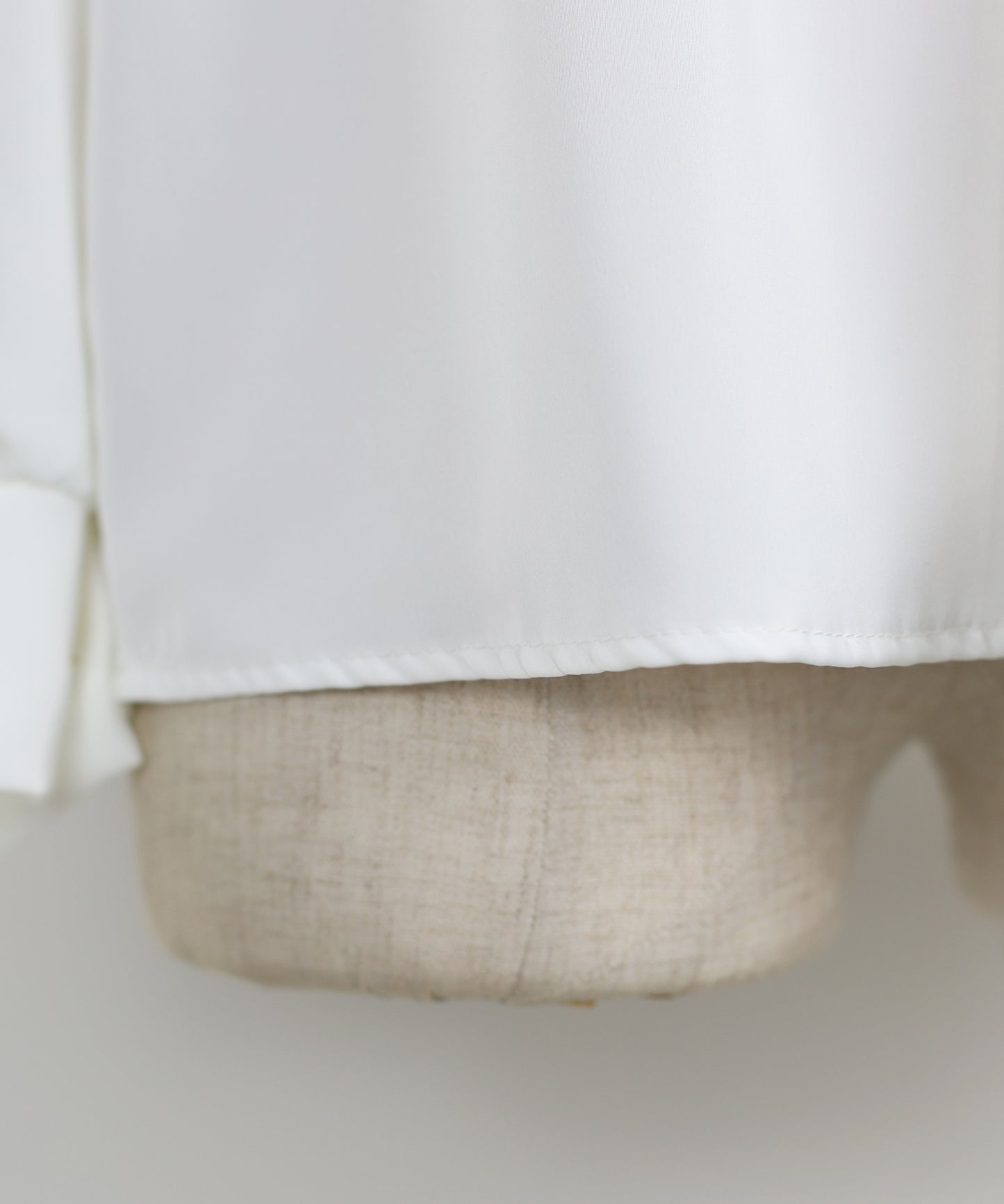 パール＆ビジュー付きスタンドカラーブラウス【ネコポス】