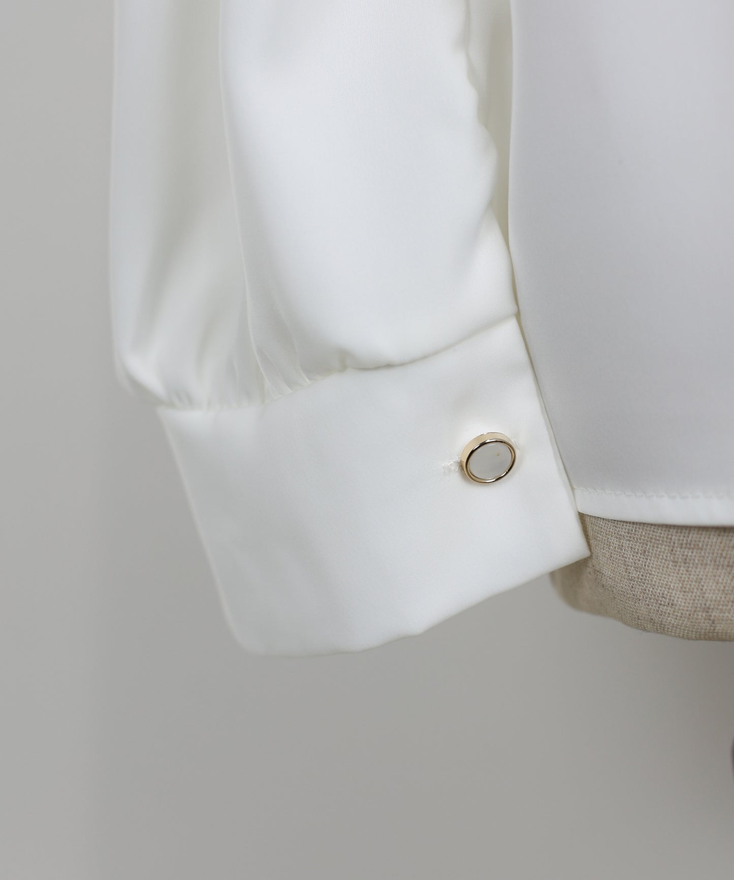 パール＆ビジュー付きスタンドカラーブラウス【ネコポス】