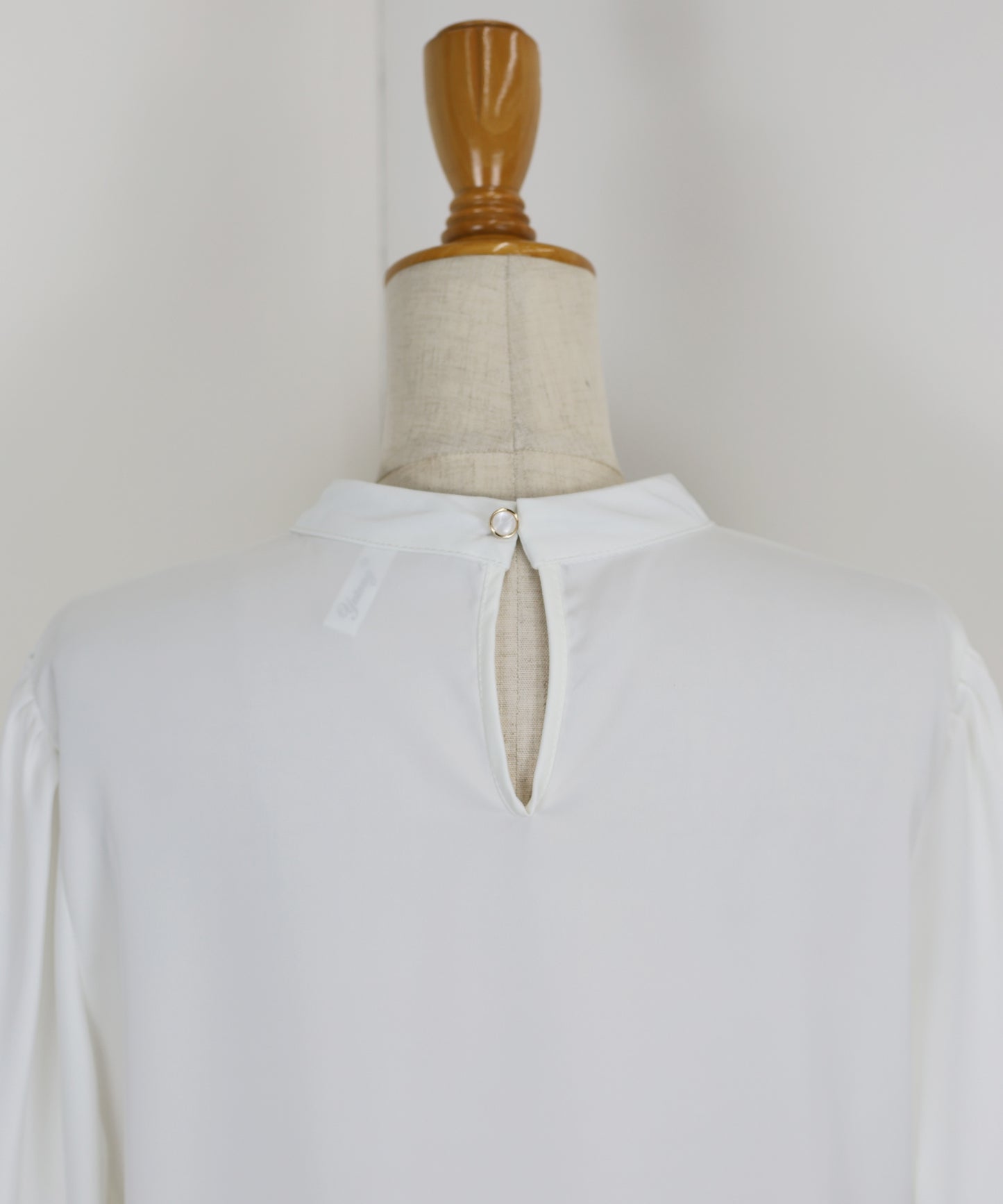 パール＆ビジュー付きスタンドカラーブラウス【ネコポス】