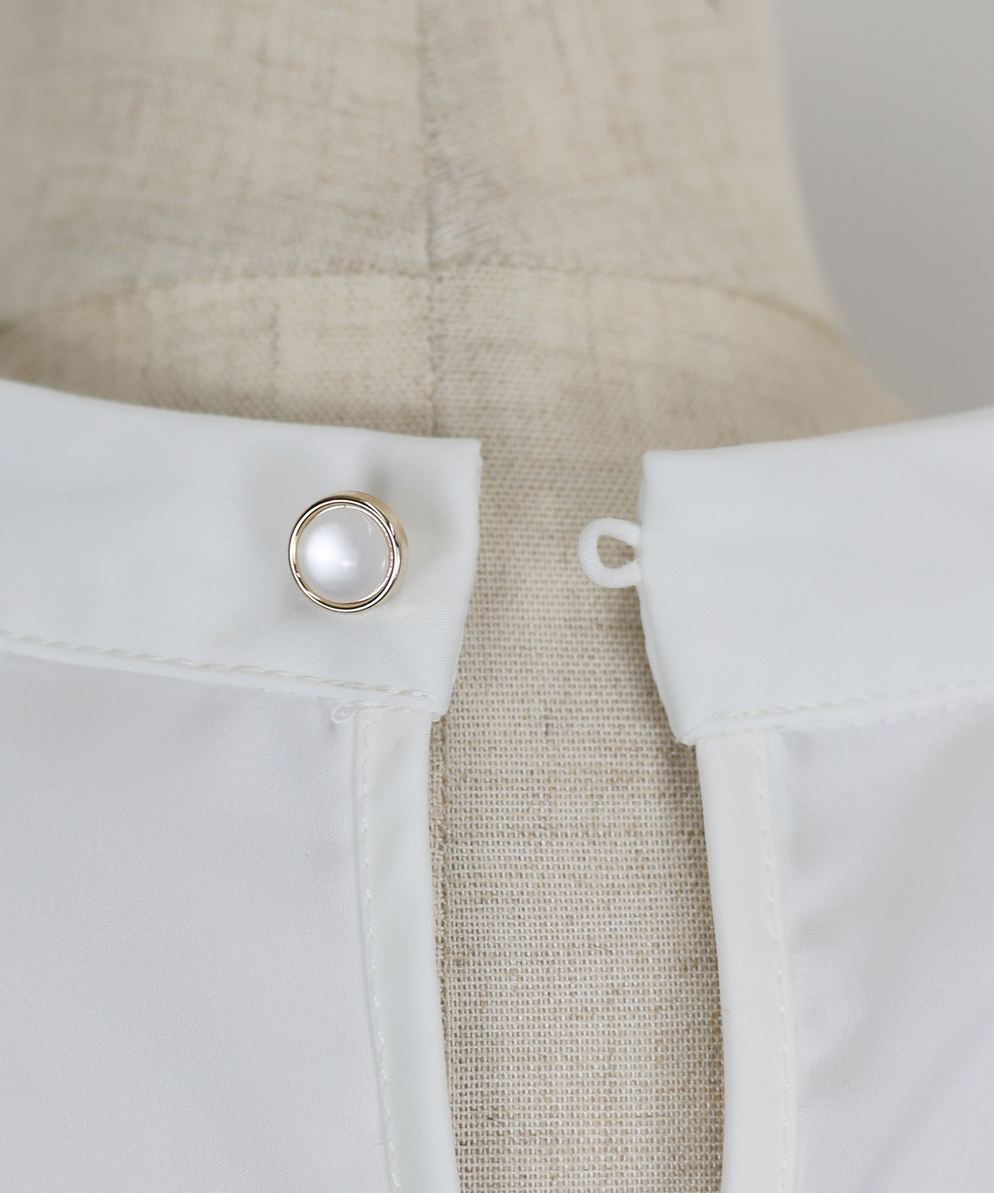 パール＆ビジュー付きスタンドカラーブラウス【ネコポス】