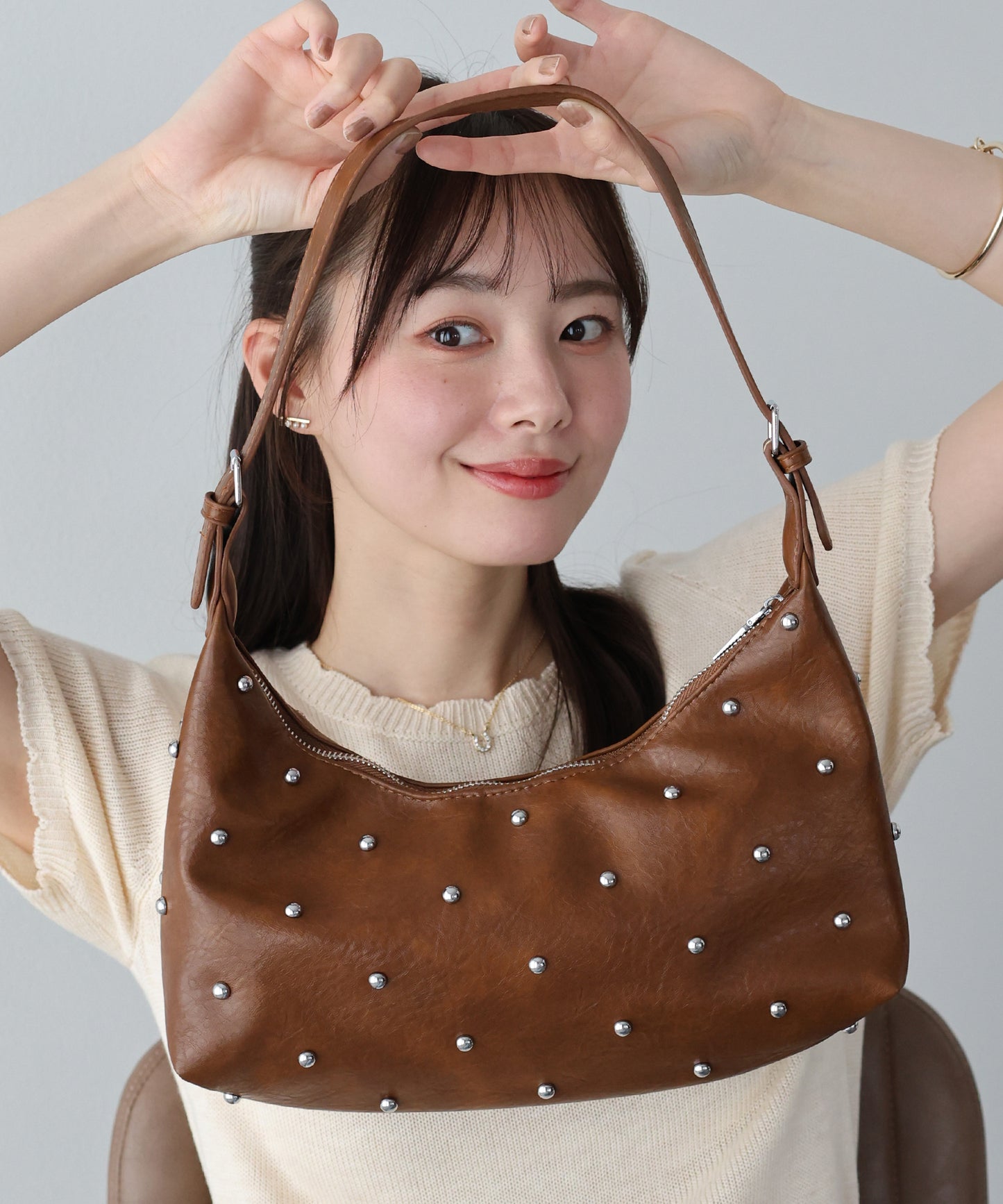 スタッズハンドバッグ